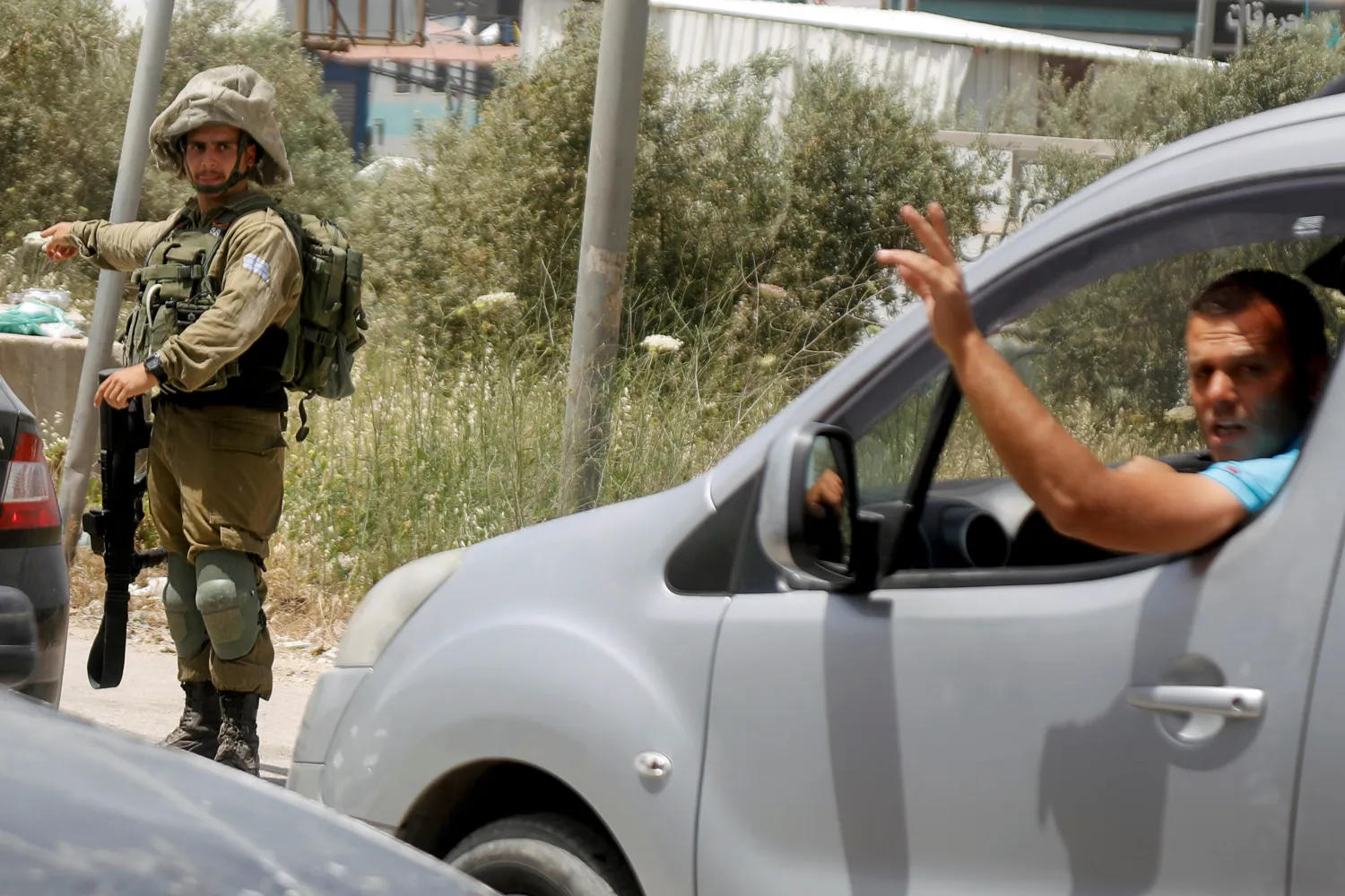  An Israeli soldier gestures during a search operation in the Palestinian town of Beita near Nablus in the Israeli-occupied West Bank May 5, 2021. REUTERS/Raneen Sawafta
