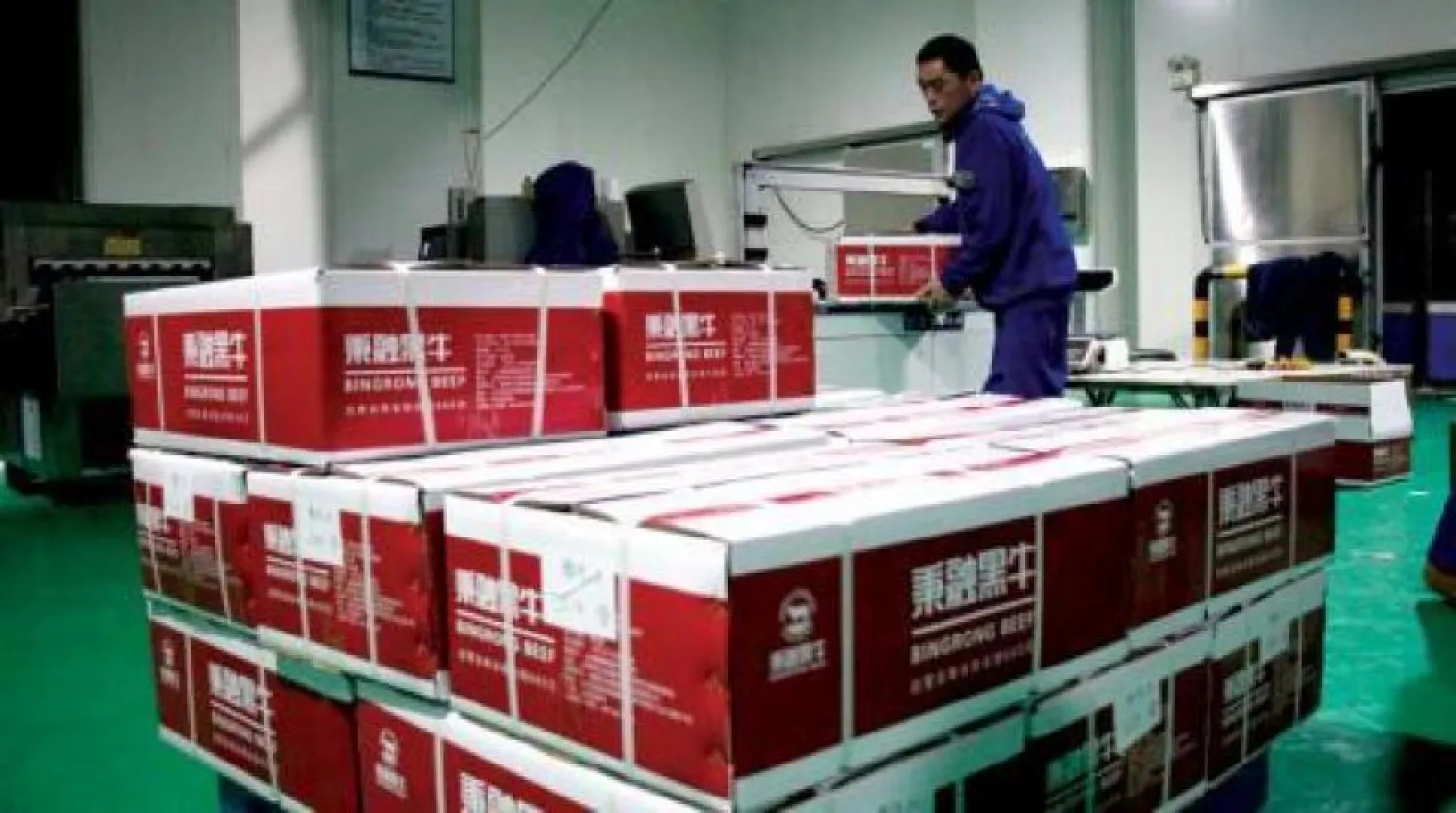 Çinli bir işçi yurt dışına ihraç edilen ürünleri kaldırmaya çalışıyor (AFP)
