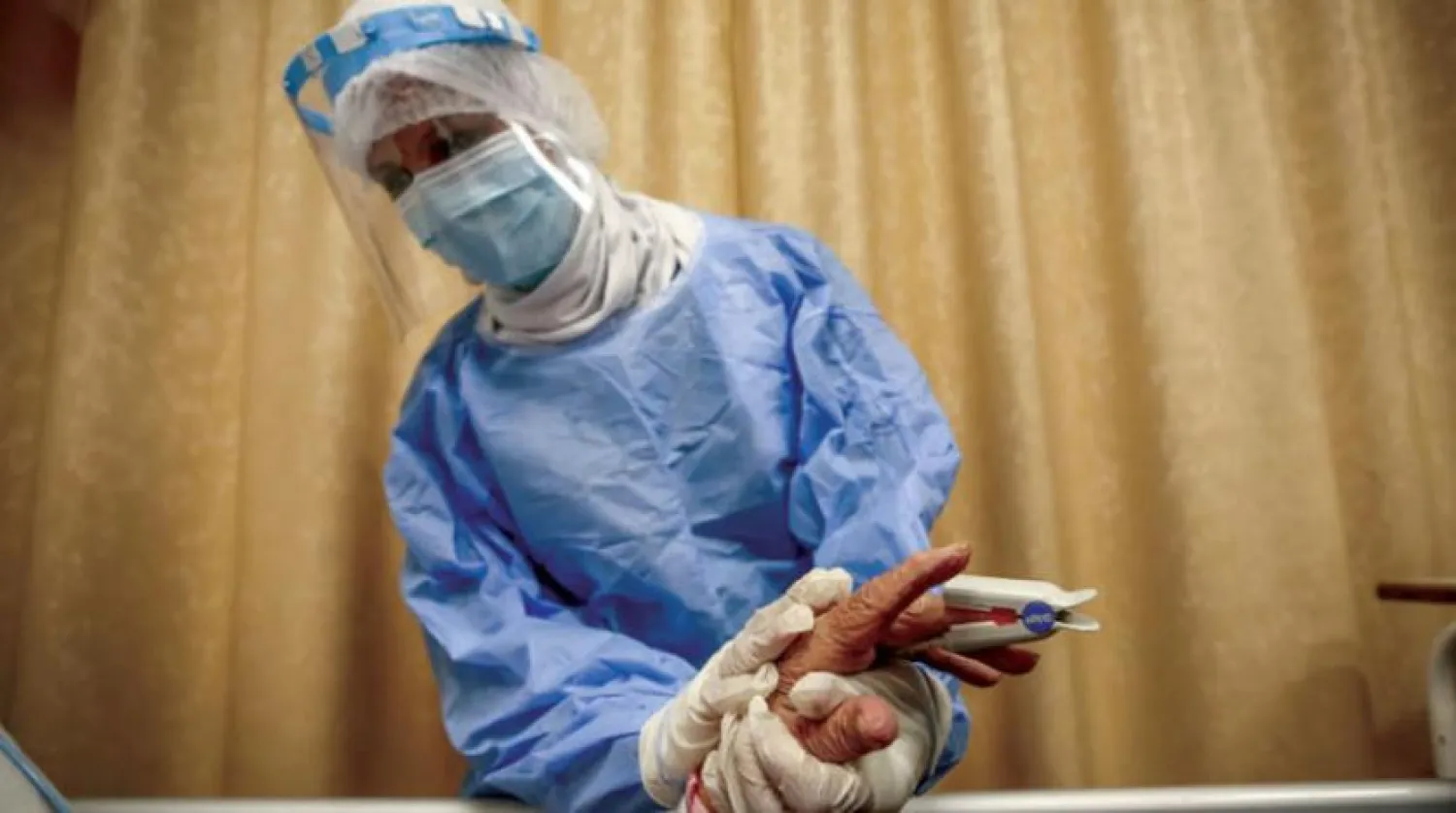 Kahire’ de bir hastanede yoğun bakım ünitesinde tedavi gören hastanın durumunu inceleyen bir hemşire (DPA)