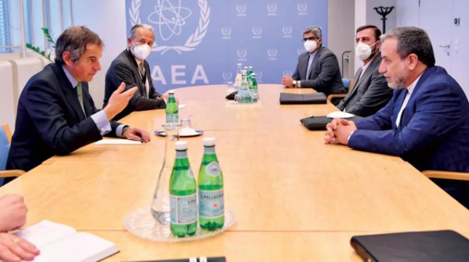 Uluslararası Atom Enerjisi Ajansı (UAEA) tarafından yayınlanan, UAEA Başkanı Rafael Grossi ve İranlı Başmüzakereci Abbas Arakçi'nin dün Viyana'daki toplantısından bir kare.