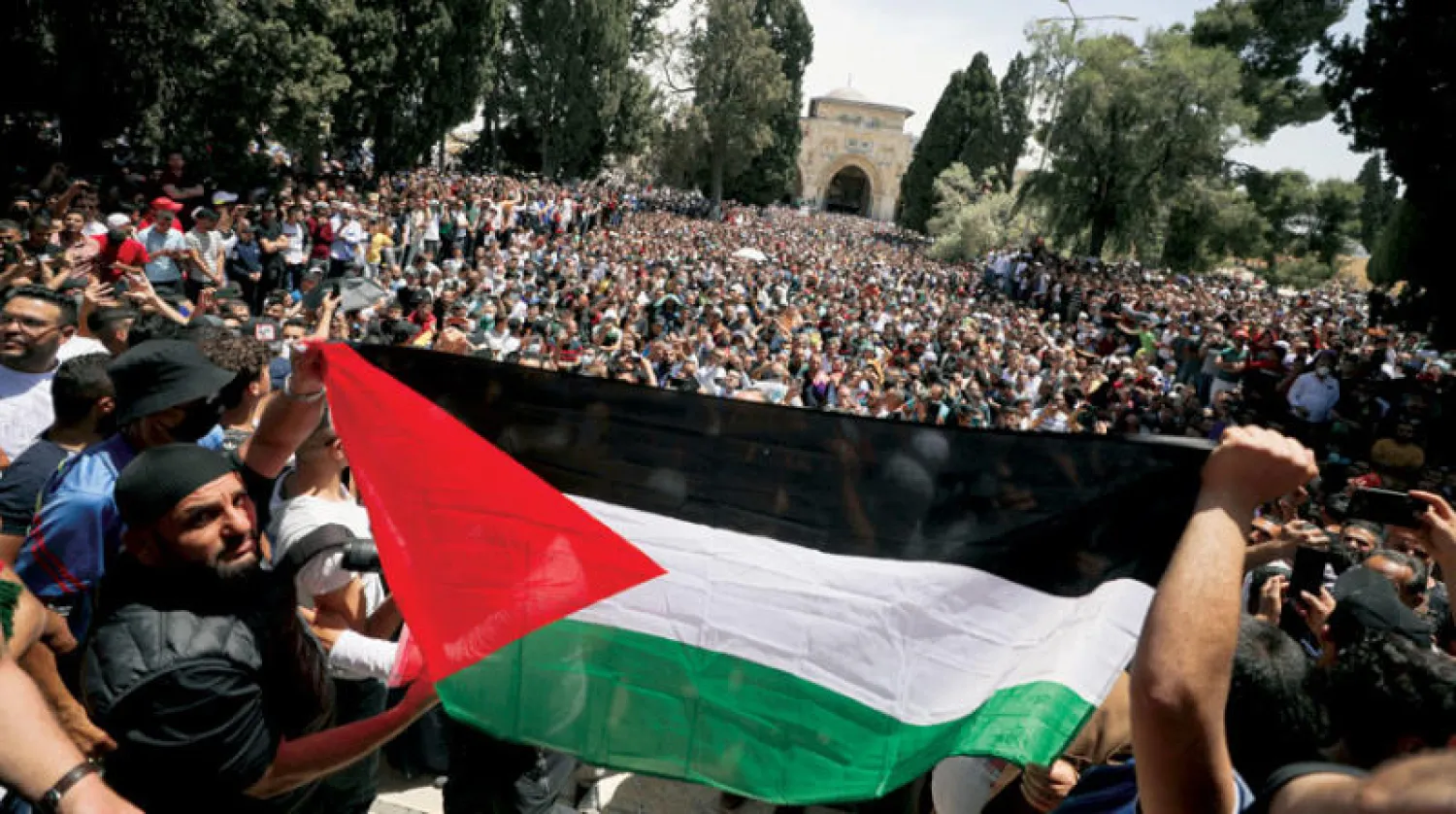 مسيرة فلسطينية للاحتجاج على إخلاء محتمل لعائلات فلسطينية من حي الشيخ جراح بالقدس (رويترز)