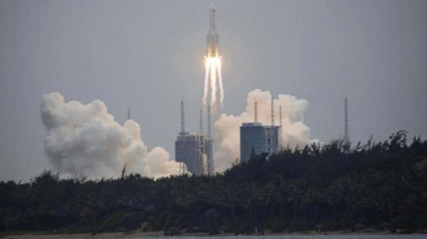 صاروخ «لونغ مارش 5 بي» أثناء إطلاقه (أ.ب)