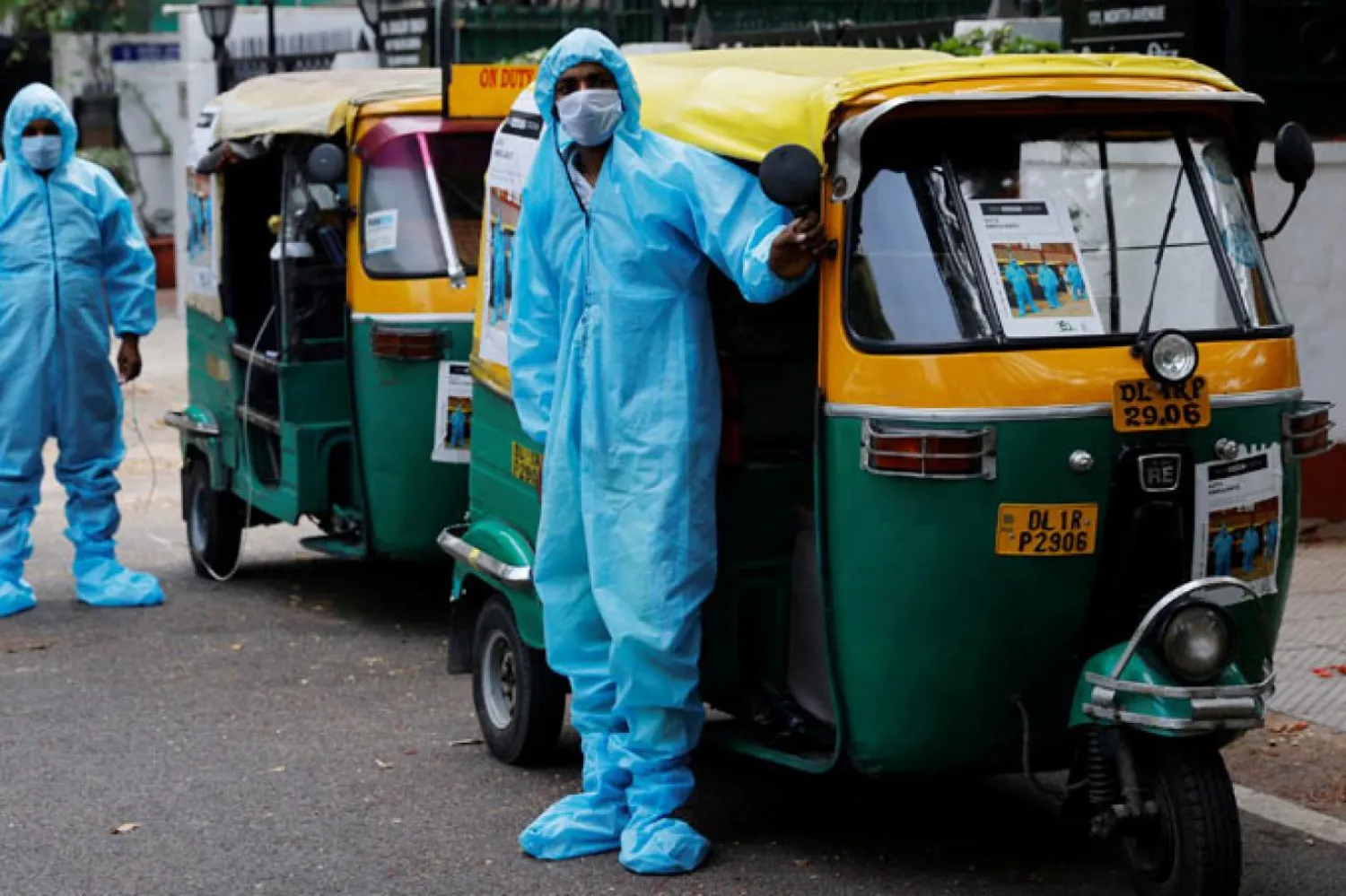 Çekçek sürücüleri, Kovid-19 hastalarını taşırken koruyucu ekipmanlar kullanıyor (Reuters)