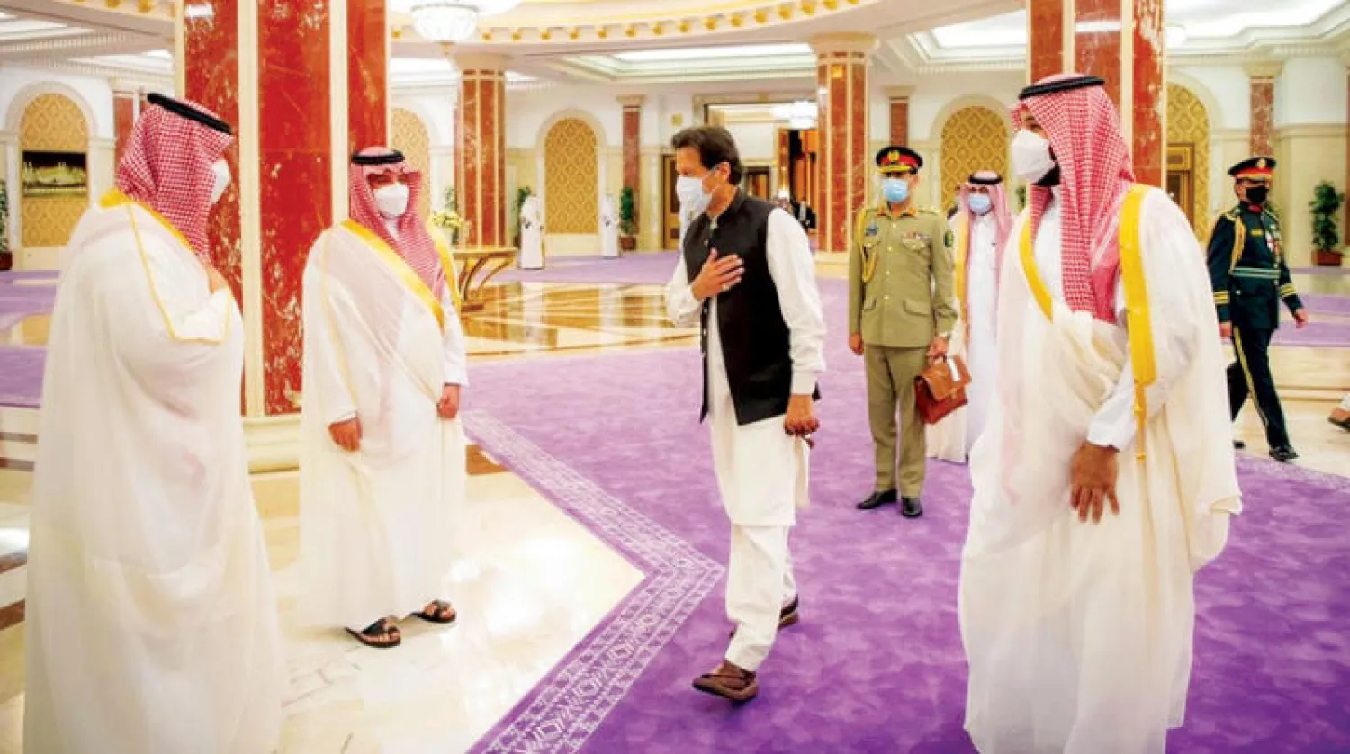 ولي العهد السعودي لدى لقائه رئيس الوزراء الباكستاني في قصر السلام بجدة أمس (واس)