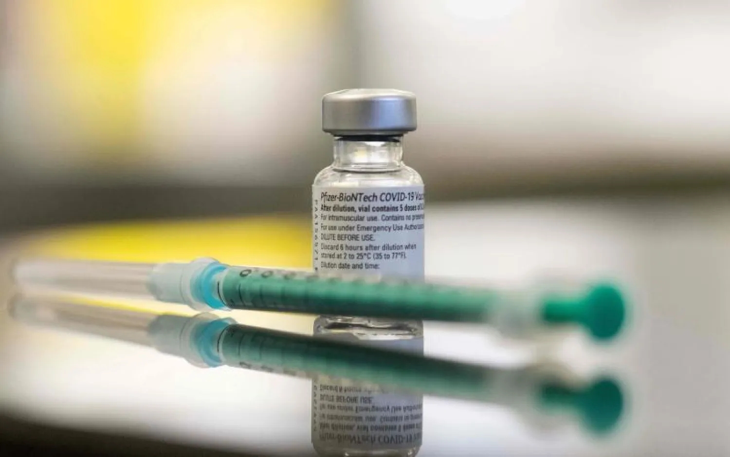 قارورة تحتوي على لقاح فايزر-بيونتيك تظهر في مركز تلقيح بألمانيا (أ.ف.ب)
