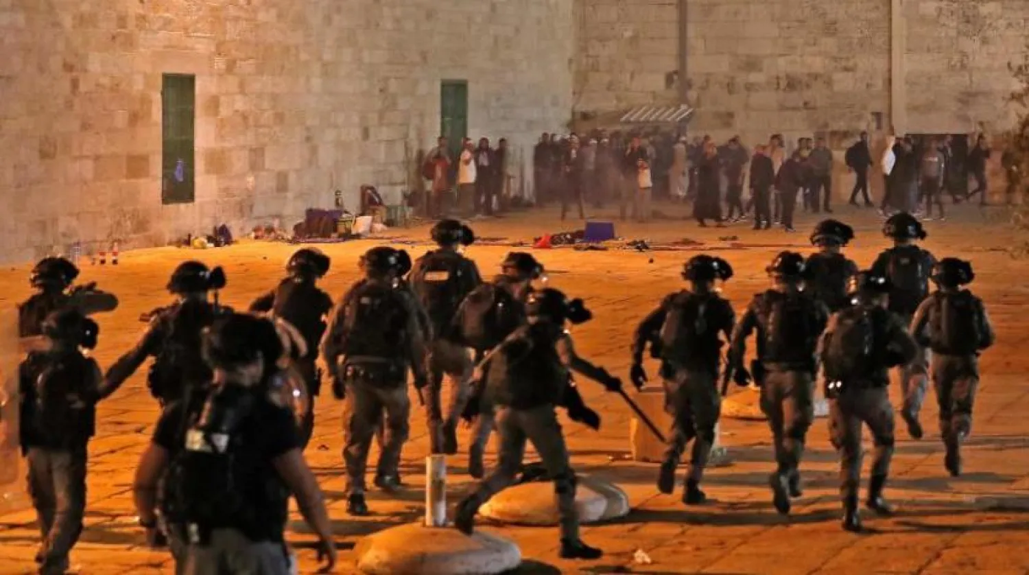Mescid-i Aksa avlusunda İsrail güvenlik güçleri ile Filistinli göstericiler arasında yaşanan çatışma (AFP) 
