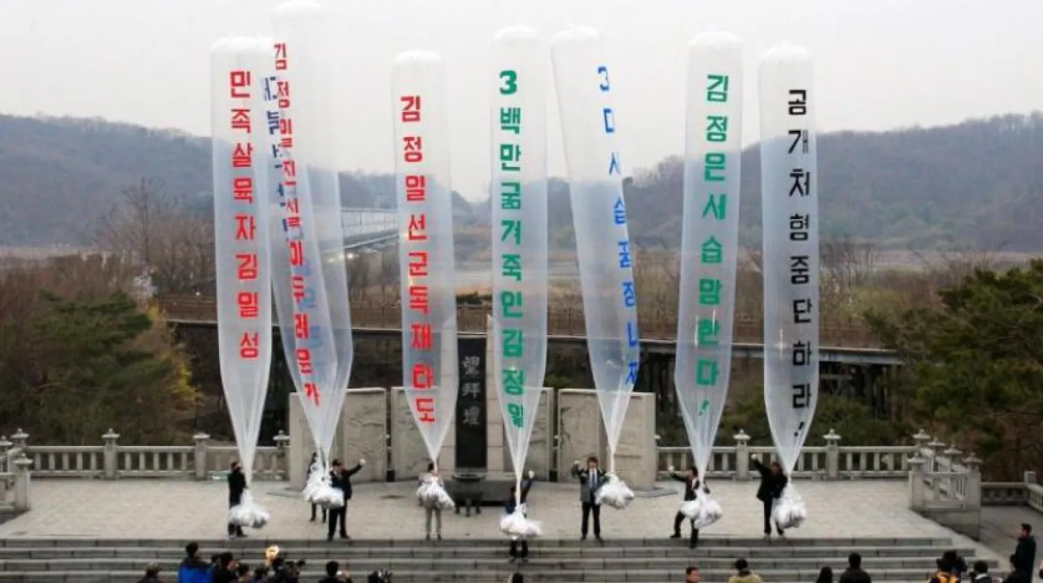 Güney Kore'de bir grup aktivist, balonlarla Kuzey Kore'ye yüzbinlerce propaganda broşürü yolladı (AP) 