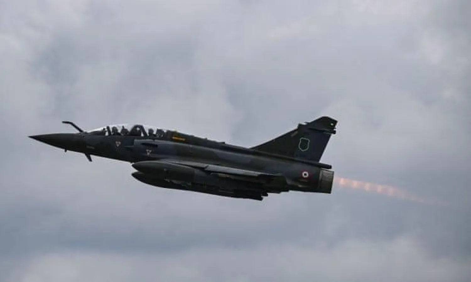 الطائرات المقاتلة سُمعت وهي تطلق النيران وتسقط الذخائر من حوله لمدة 20 دقيقة (أ.ف.ب)