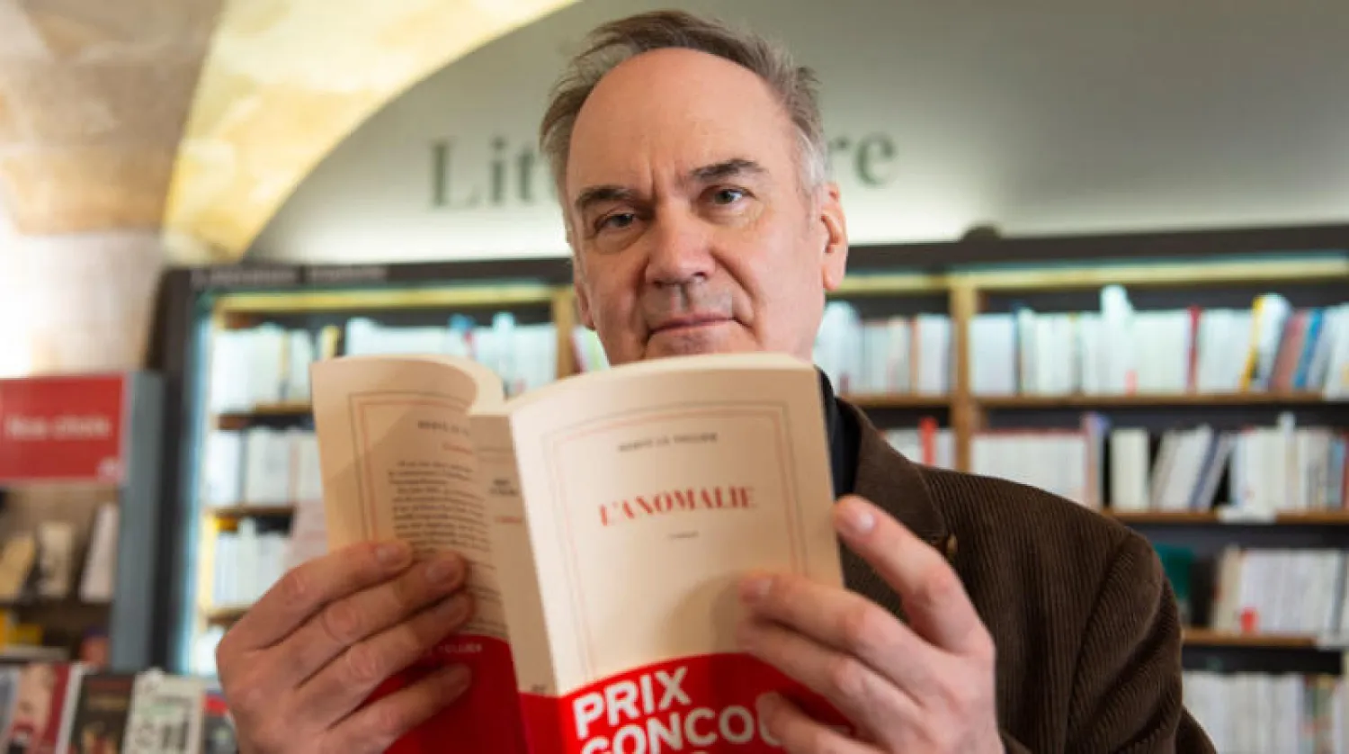 إيرفيه لو تيلييه يتصفح روايته «لانومالي» في بوردو (إ.ب.أ)
