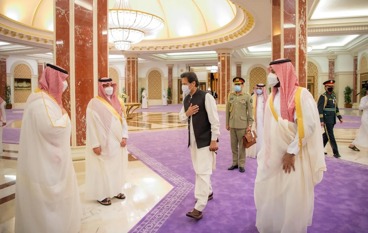 Saudi Crown Prince Mohammed bin Salman (R) and Pakistani PM Khan (C) in Jeddah. (SPA)