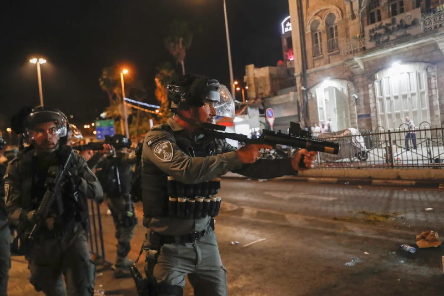 الشرطة الإسرائيلية خلال احتجاجات العائلات الفلسطينية التي تواجه الطرد من منازلها في حي الشيخ جراح 
 بالقدس (إ.ب.أ)