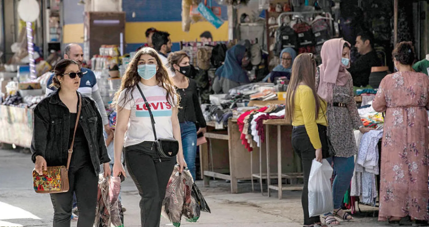 سوريون يتسوقون للعيد بسوق في دمشق (أ.ف.ب)