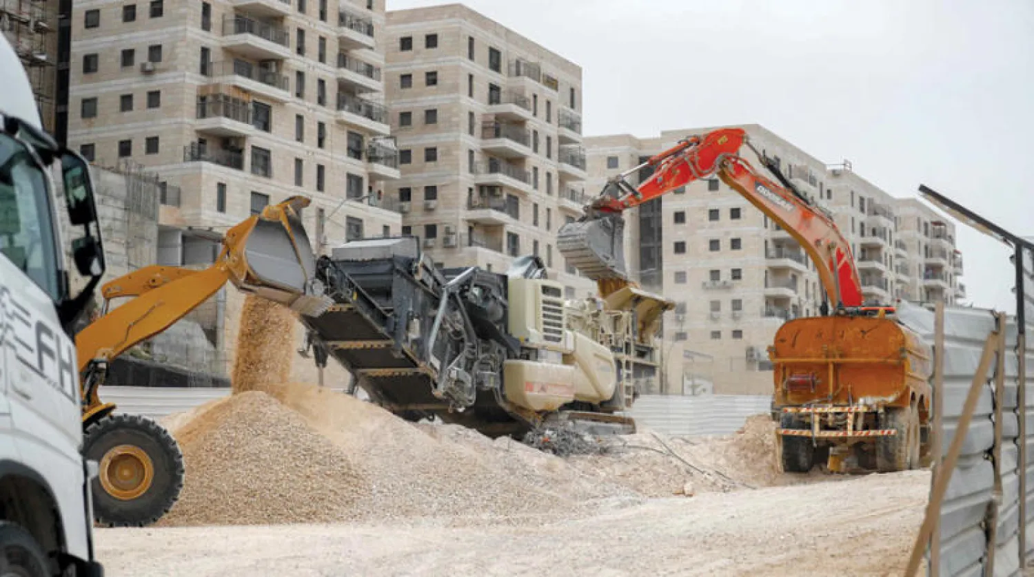 وضع منشآت لوحدة استيطانية جديدة شرق القدس أمس (أ.ف.ب)