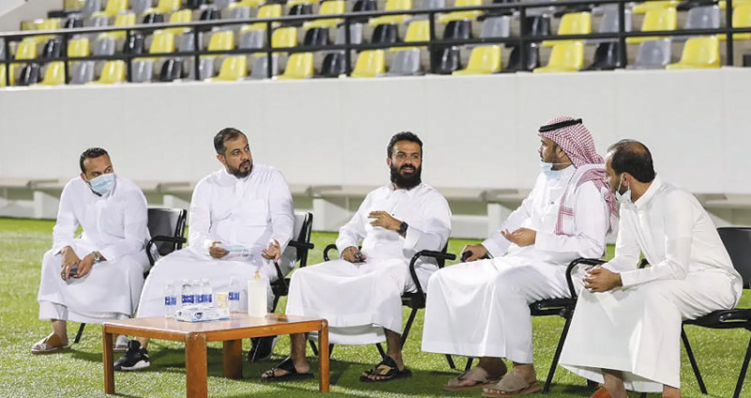 انمار الحايلي رئيس الاتحاد في نقاش مع إداريي النادي حول الفريق (الشرق الأوسط)