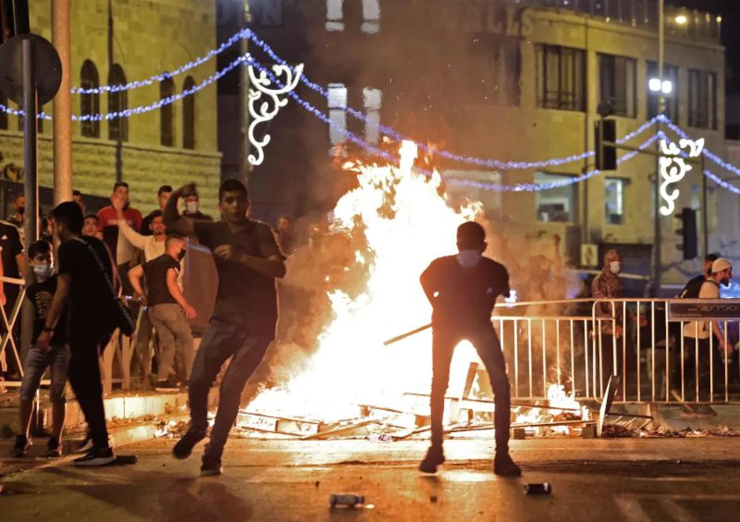 محتجون فلسطينيون يرشقون قوات الأمن الإسرائيلية بالحجارة وسط اشتباكات في القدس (أ.ف.ب)