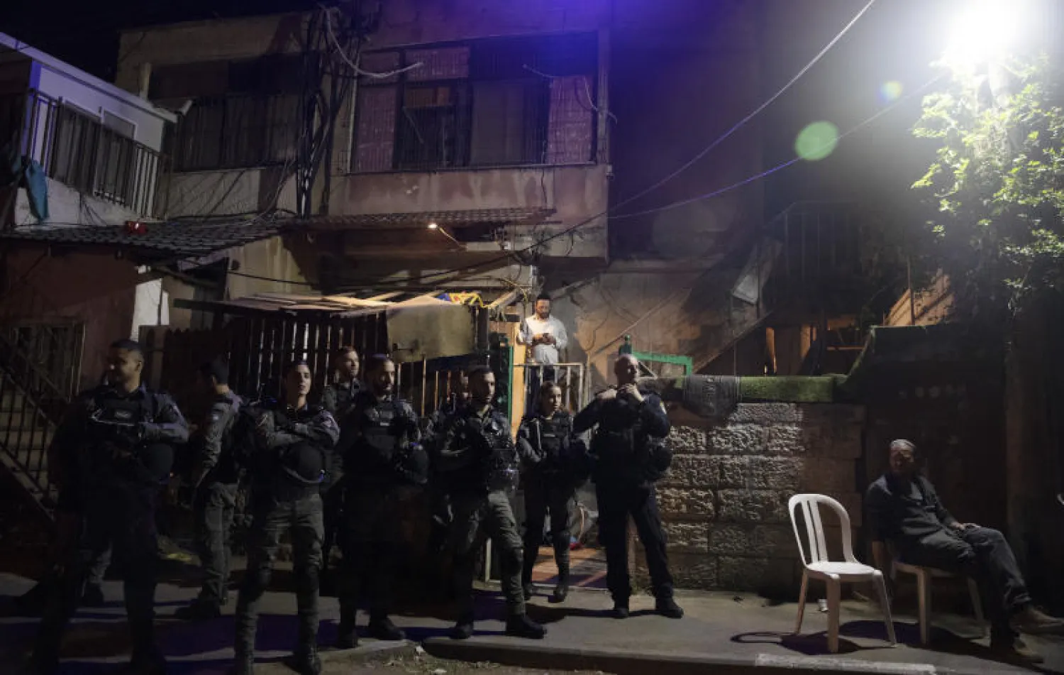 الشرطة الإسرائيلية تقف أمام منزل فلسطيني في حي الشيخ جراح بالقدس (أ.ب)