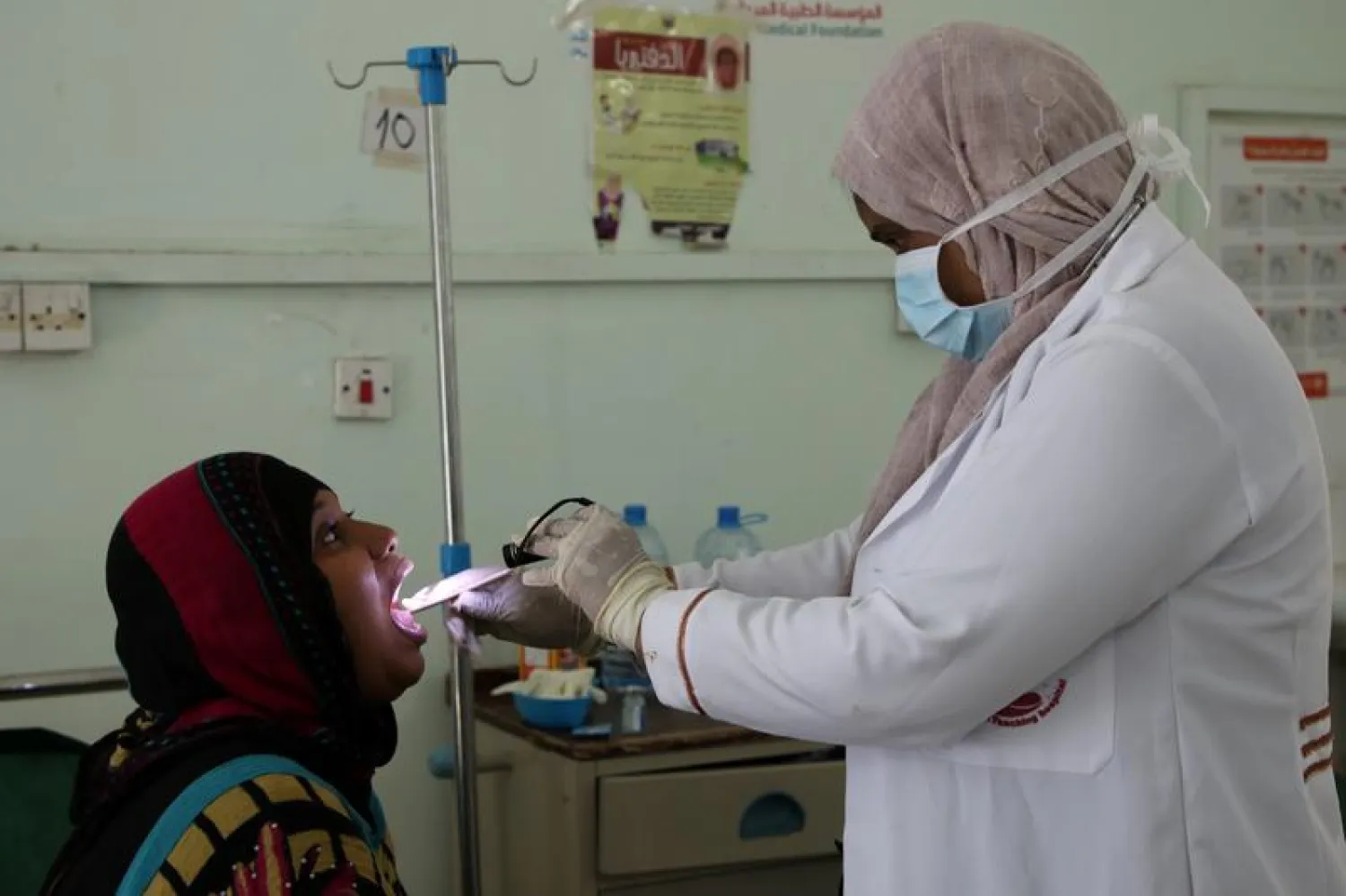 Nahla Arishi, a pediatrician, checks a woman infected with diphtheria at the al-Sadaqa teaching hospital in the southern port city of Aden, Yemen December 18, 2017. REUTERS/Fawaz Salman 