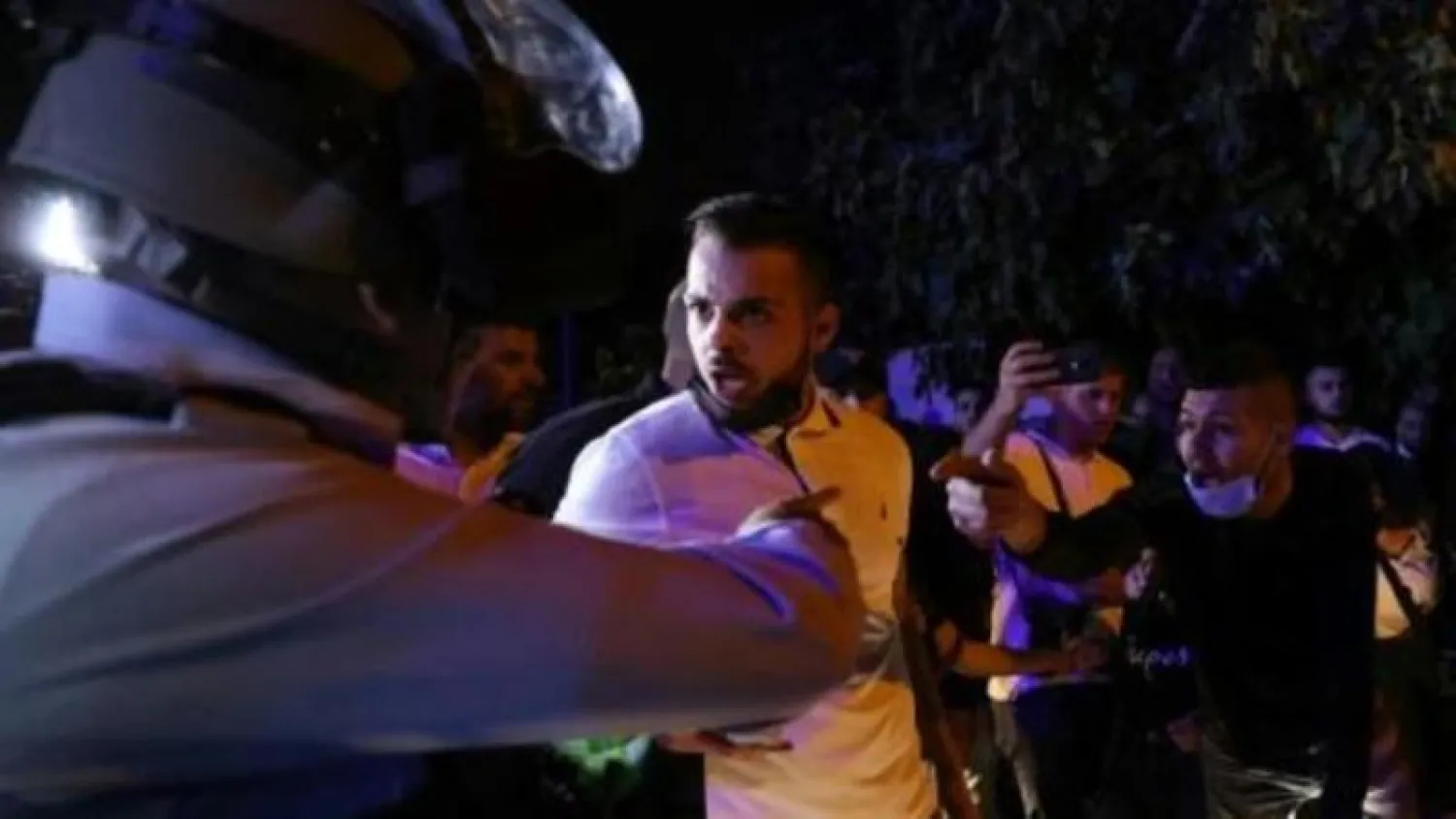 معتصمون فلسطينيون خلال احتجاج في حي الشيخ جراح ضد الإخلاء (أ.ف.ب)