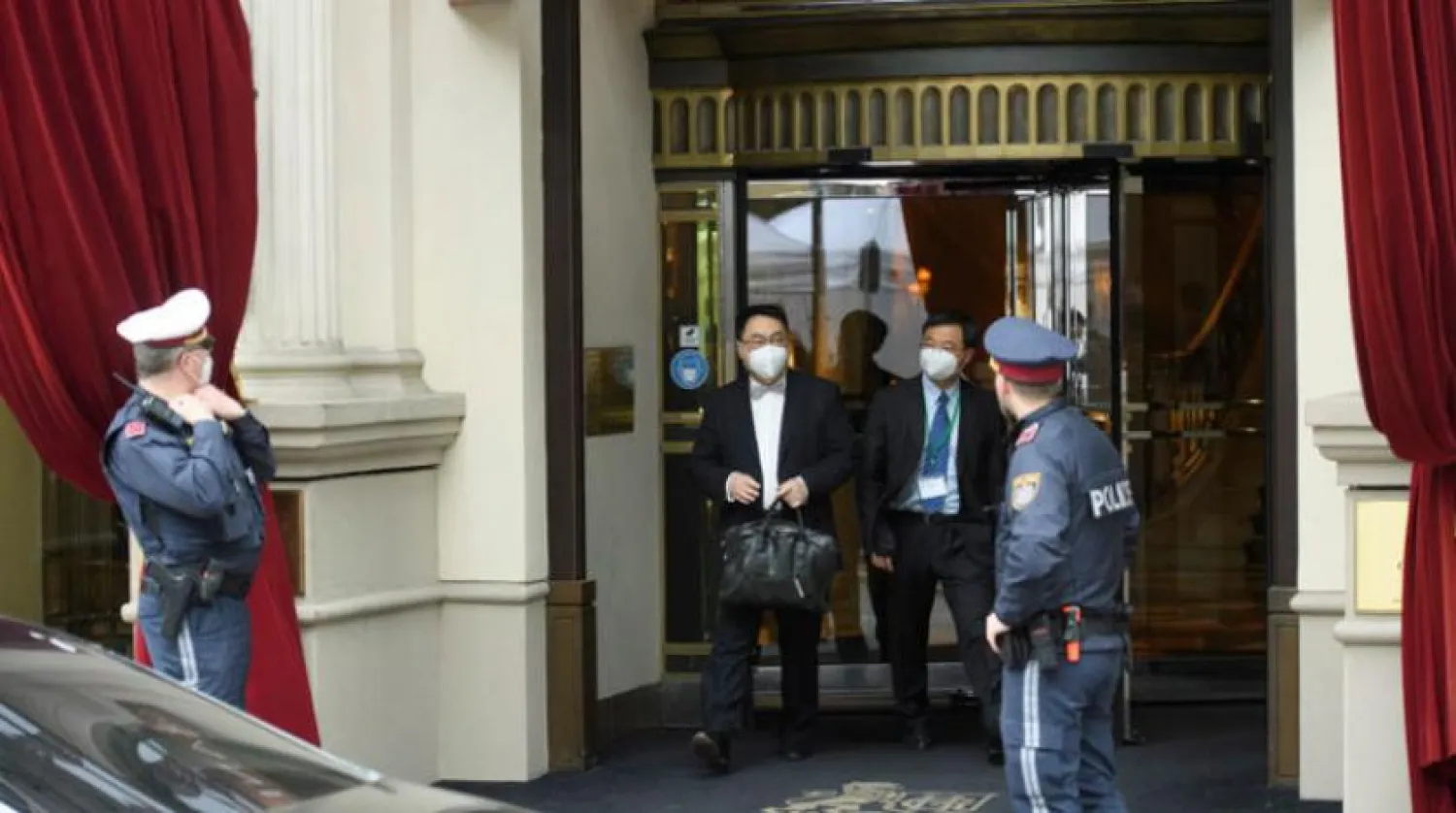 Nükleer müzakerelere katılan İran heyeti üyeleri Viyana Konferans Merkezi önünde (EPA)