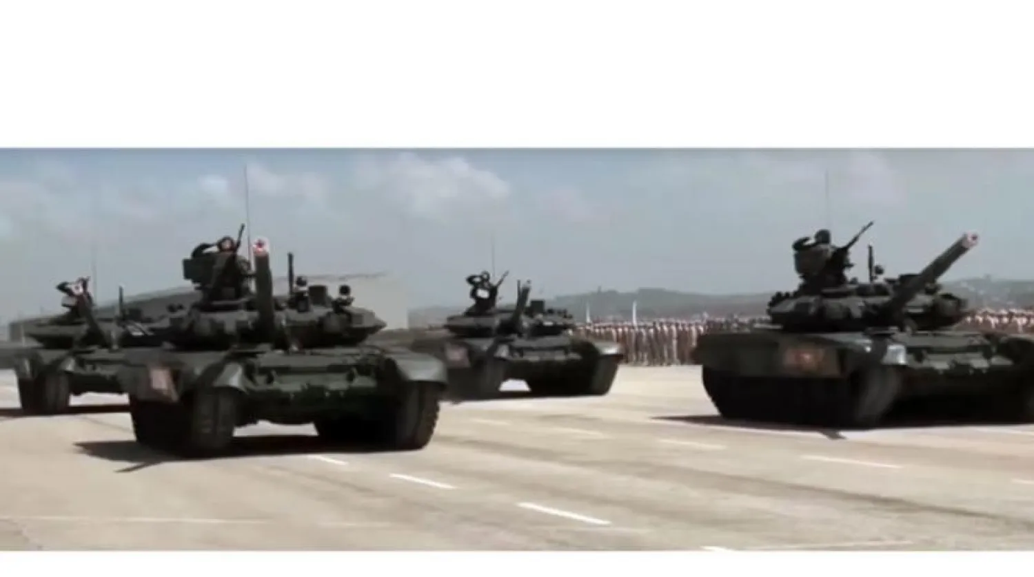 Önceki gün Suriye'nin batısındaki Lazkiye Hmeymim Hava Üssü’ndeki askerî geçit töreni (Rusya Today)