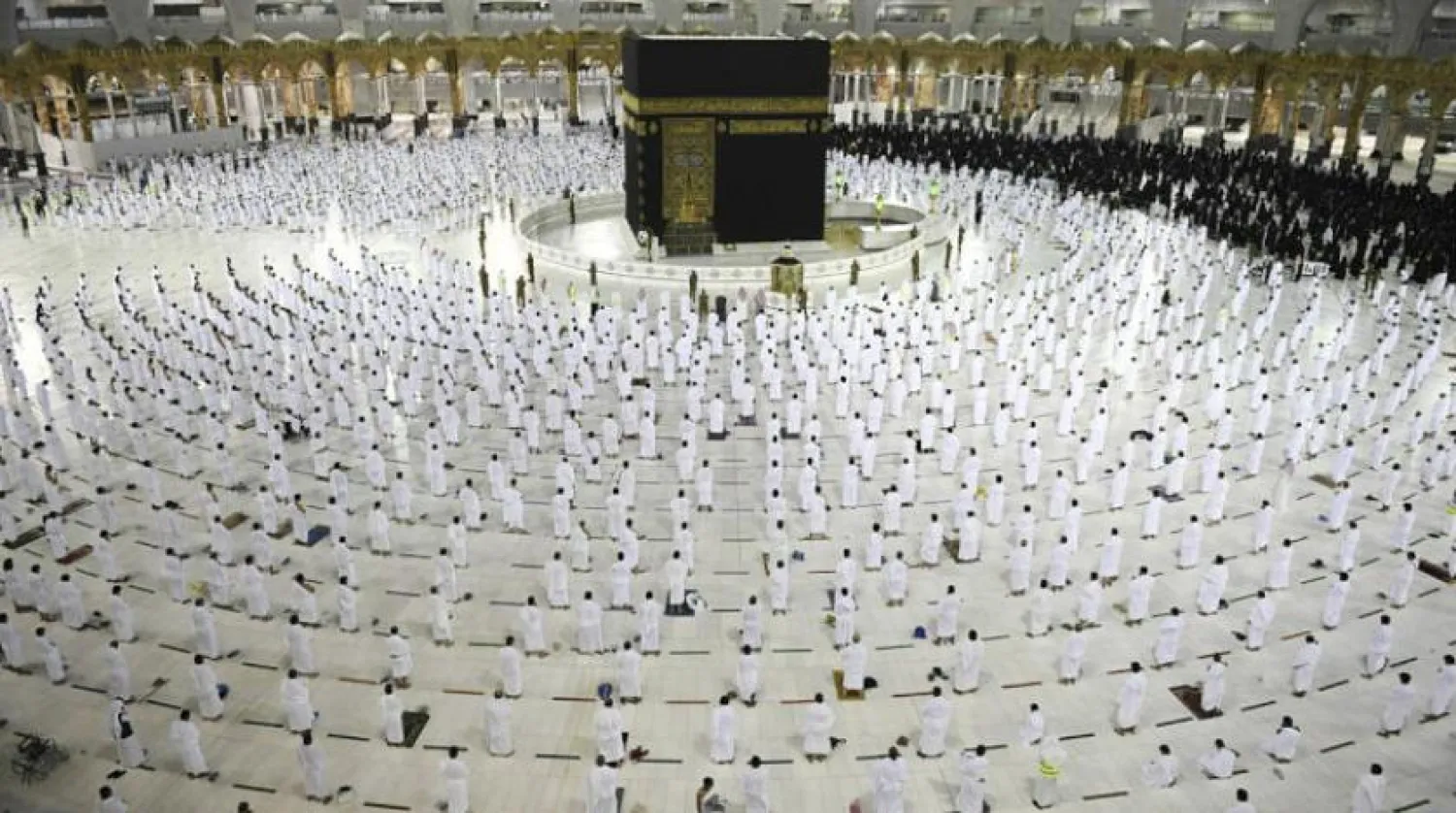 Mescid-i Haram’da tedbirlere dikkat ederek namaz kılan insanlar (AP)