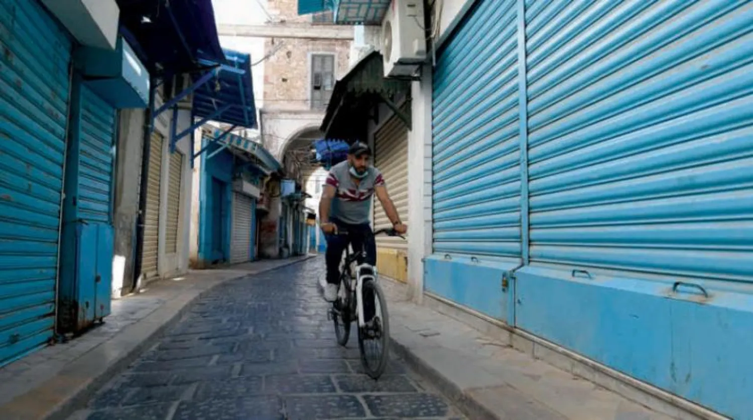 Tunus’ta bir pazarda kapalı olan dükkanlar (AFP)