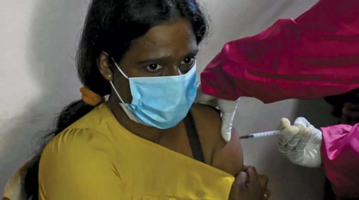 Sri Lankalı bir kişi Çin’in Sinopharm aşısını olurken (AFP)
