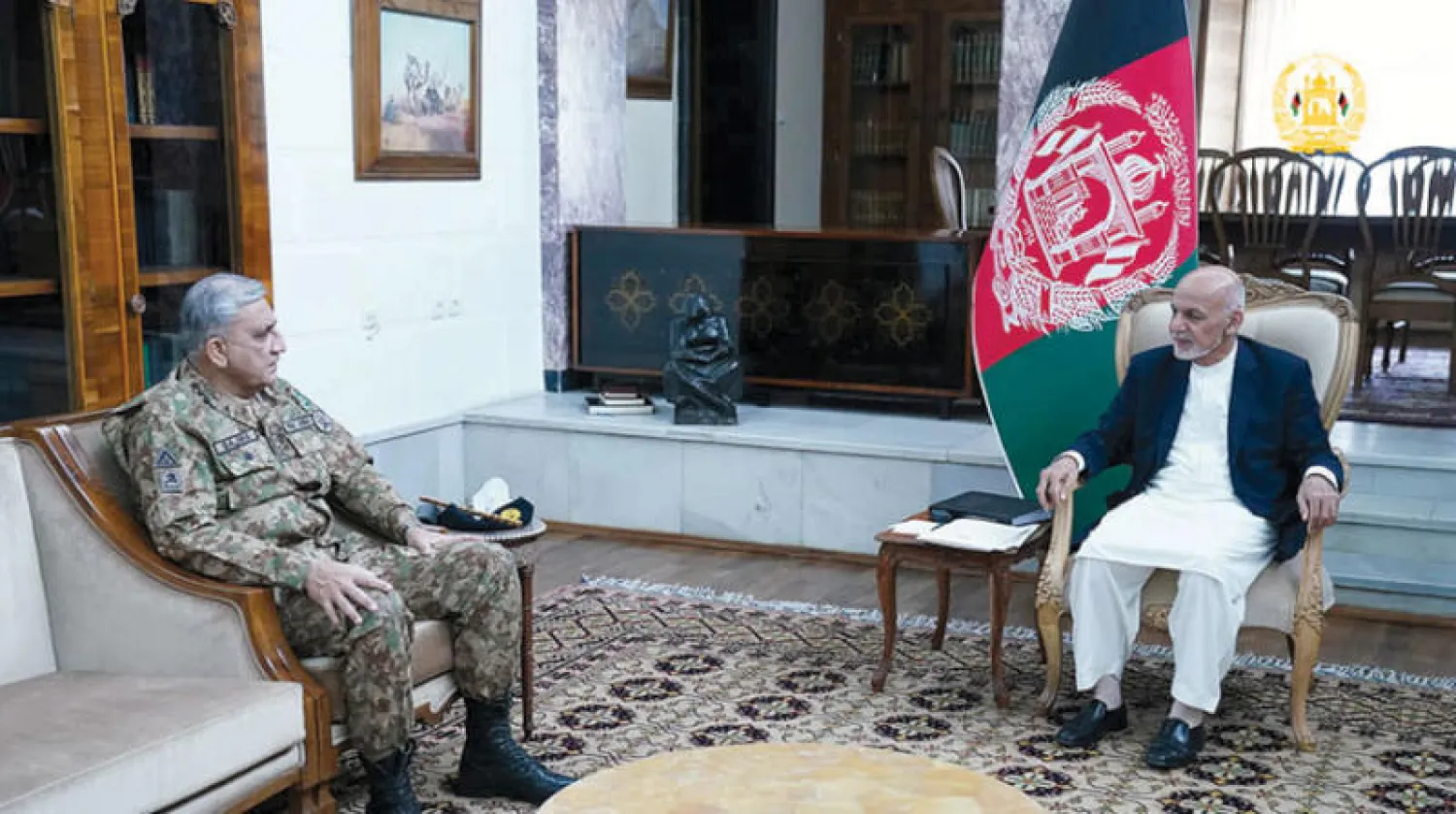 الرئيس غني لدى استقباله قائد الجيش الباكستاني الجنرال قمر جاويد باجوا بالعاصمة كابل أمس (رويترز)