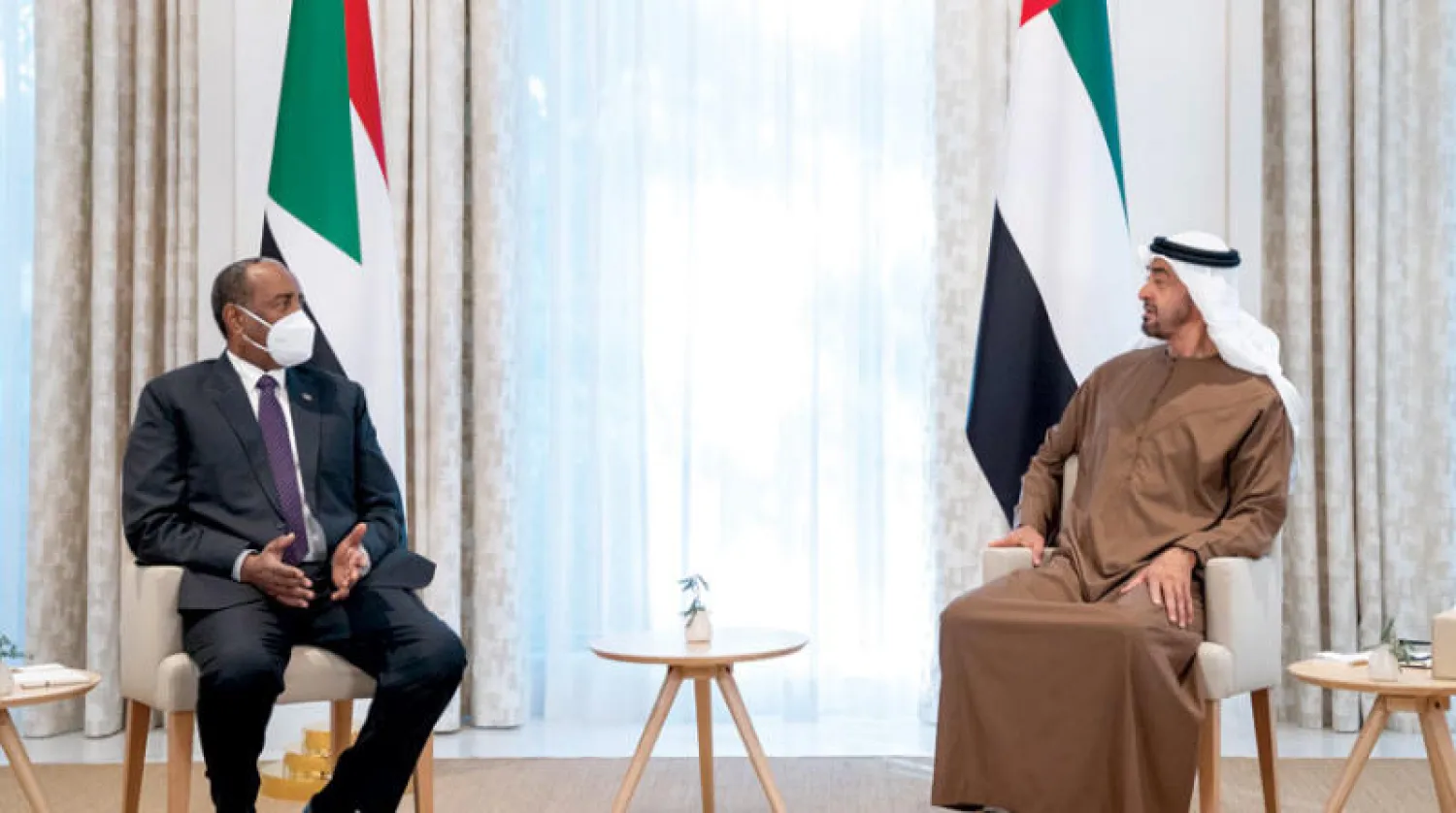 محمد بن زايد والبرهان خلال لقائهما في أبوظبي (وام)