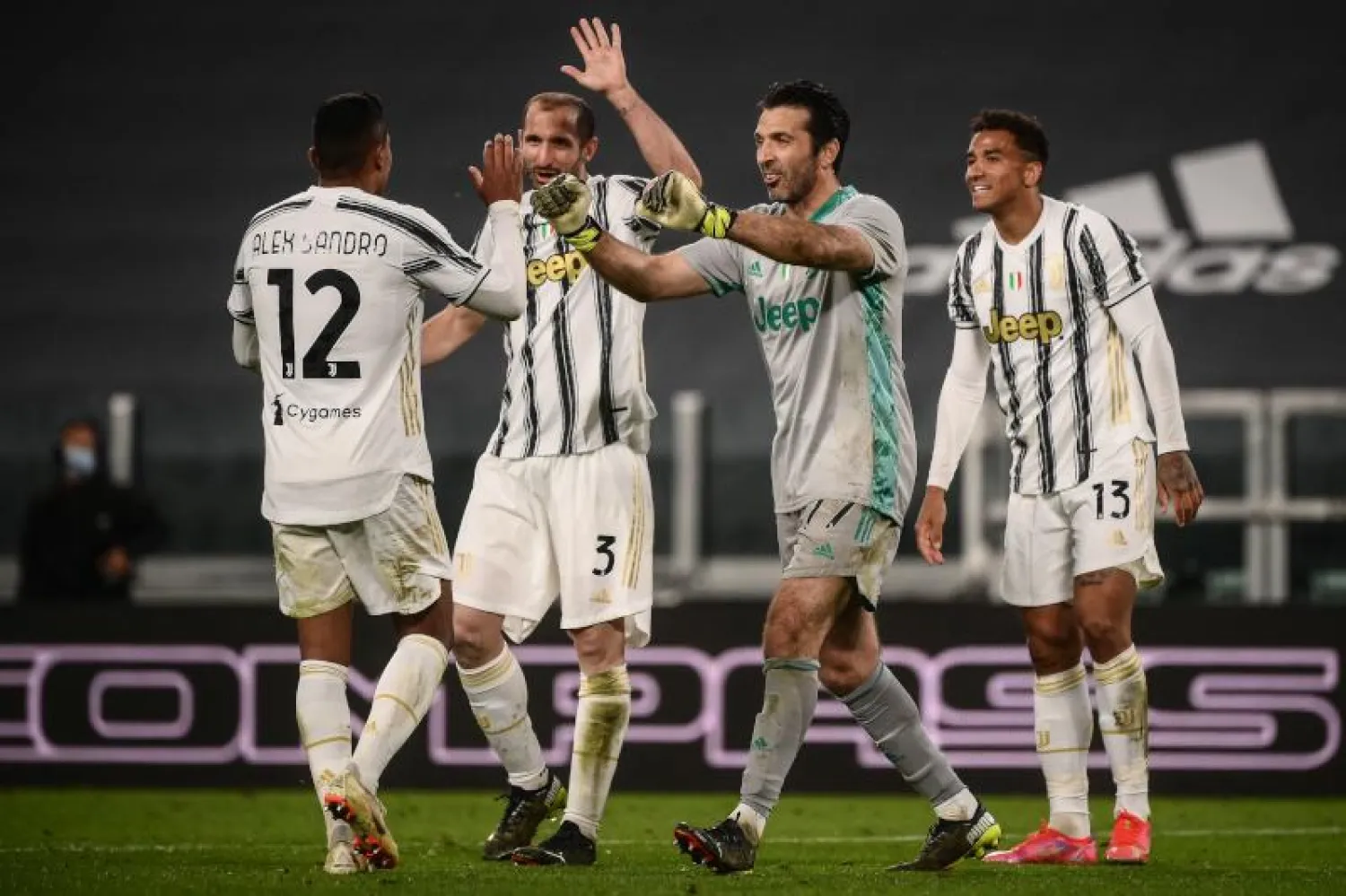 عدد من لاعبي يوفنتوس خلال مباراة في الدوري الإيطالي (أ.ف.ب)