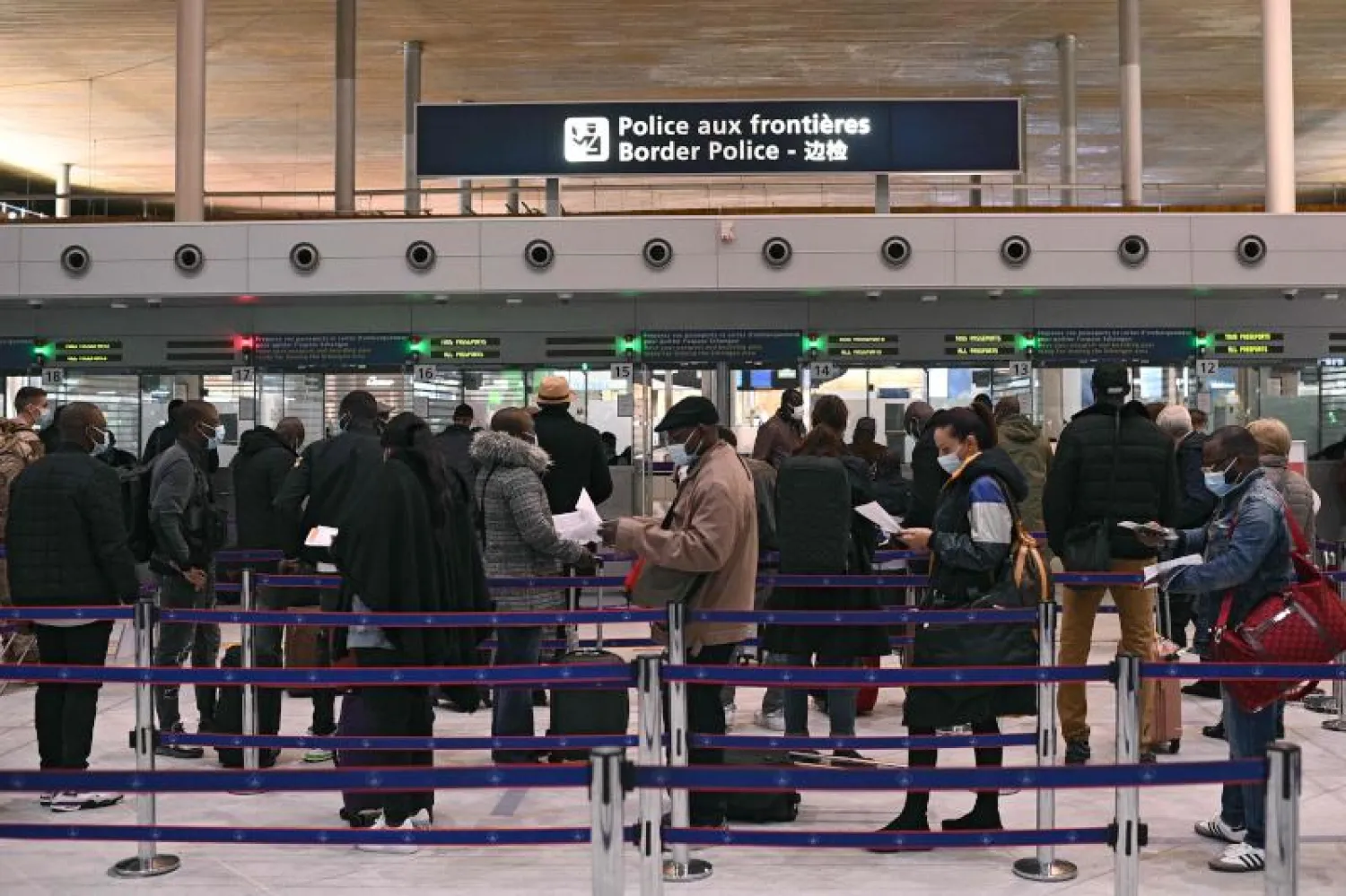 مسافرون بمطار شارل ديغول الدولي فبراير الماضي (أ.ف.ب)