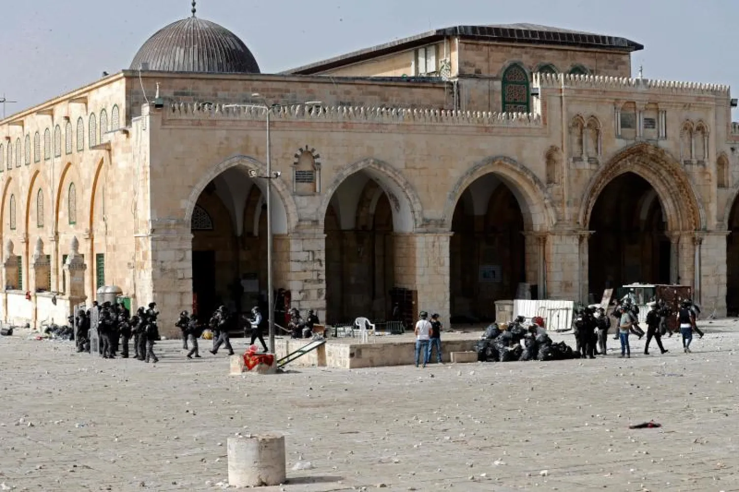 اشتباكات بين فلسطينيين وقوات الأمن الإسرائيلية في المسجد الأقصى بالقدس اليوم (أ.ف.ب)