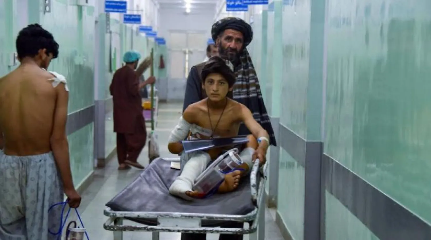 Afganistan’ın Zabul vilayetinde yolcu otobüsünün güzergahında meydana gelen patlamada yaralanan bir kişi (AFP)