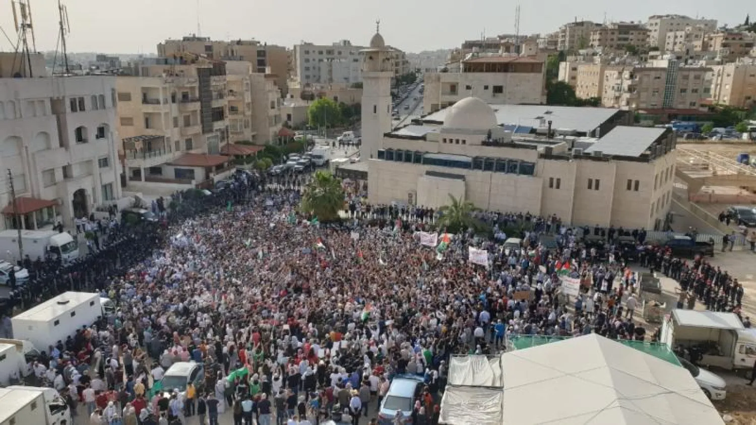 مئات الأردنيين قرب السفارة الإسرائيلية في عمّان (الشرق الأوسط)