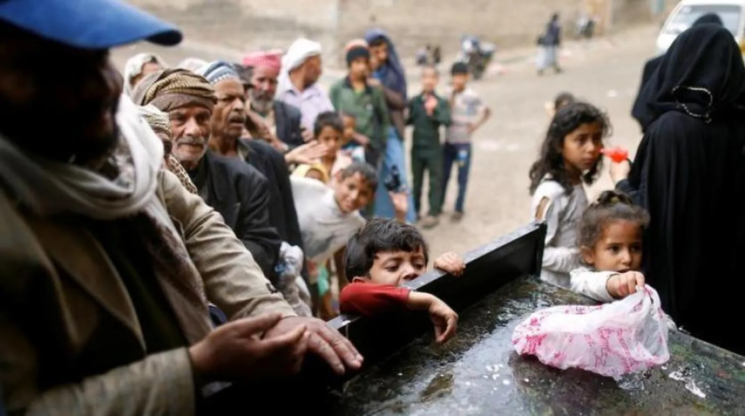 People queue to collect food rations at a food distribution center in Sanaa, Yemen March 21, 2017. REUTERS/Khaled Abdullah

