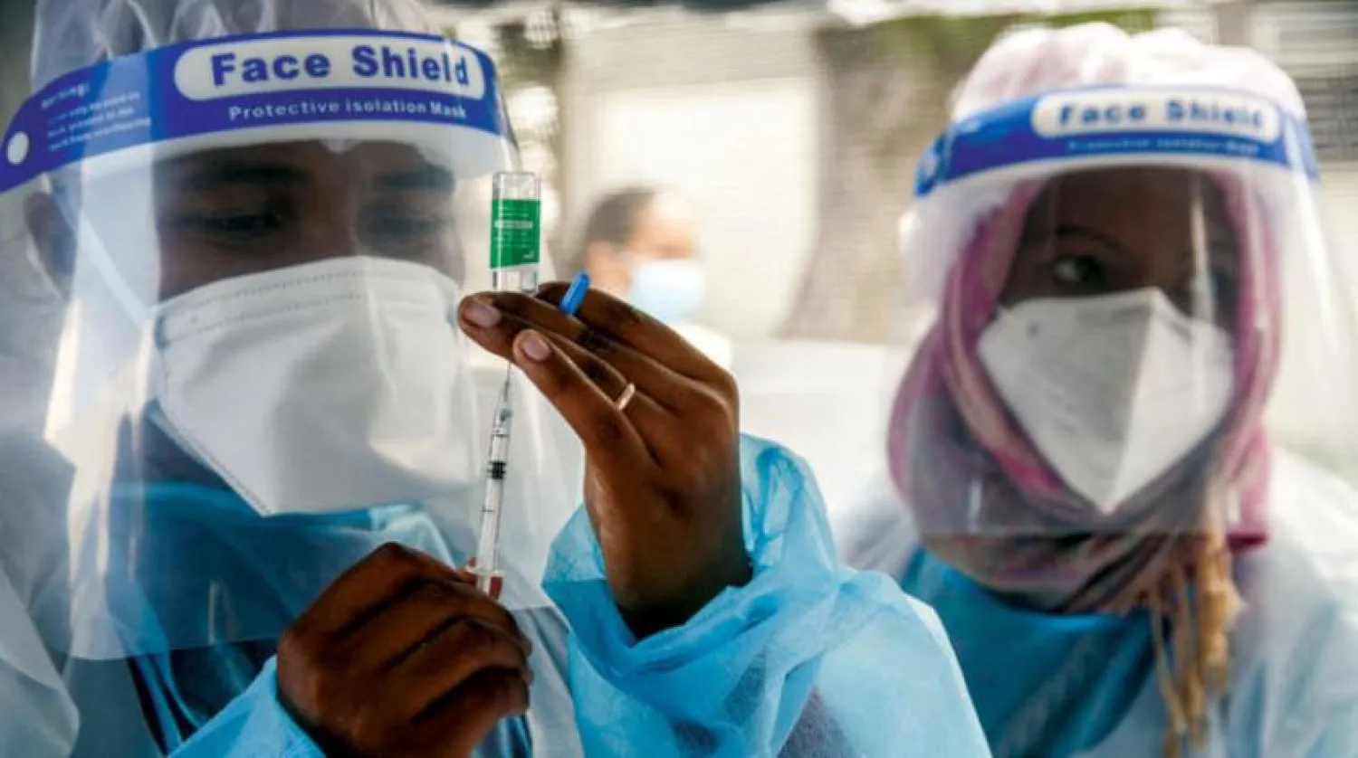 Madagaskar'da AstraZeneca aşısı yapmaya hazırlanan sağlık çalışanları. (AFP)