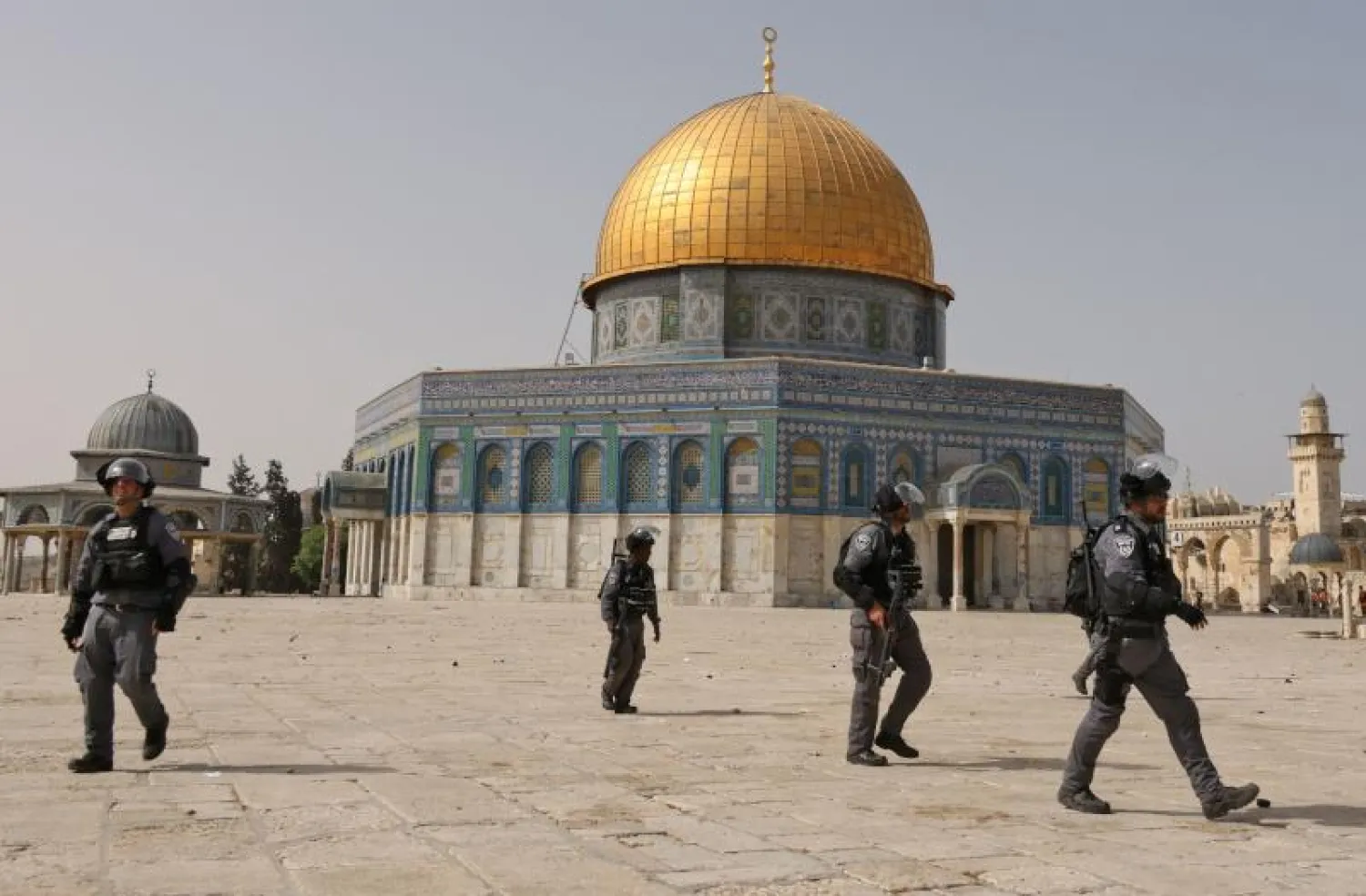 قوات من الشرطة الإسرائيلية في ساحة المسجد الأقصى (أ.ف.ب)
