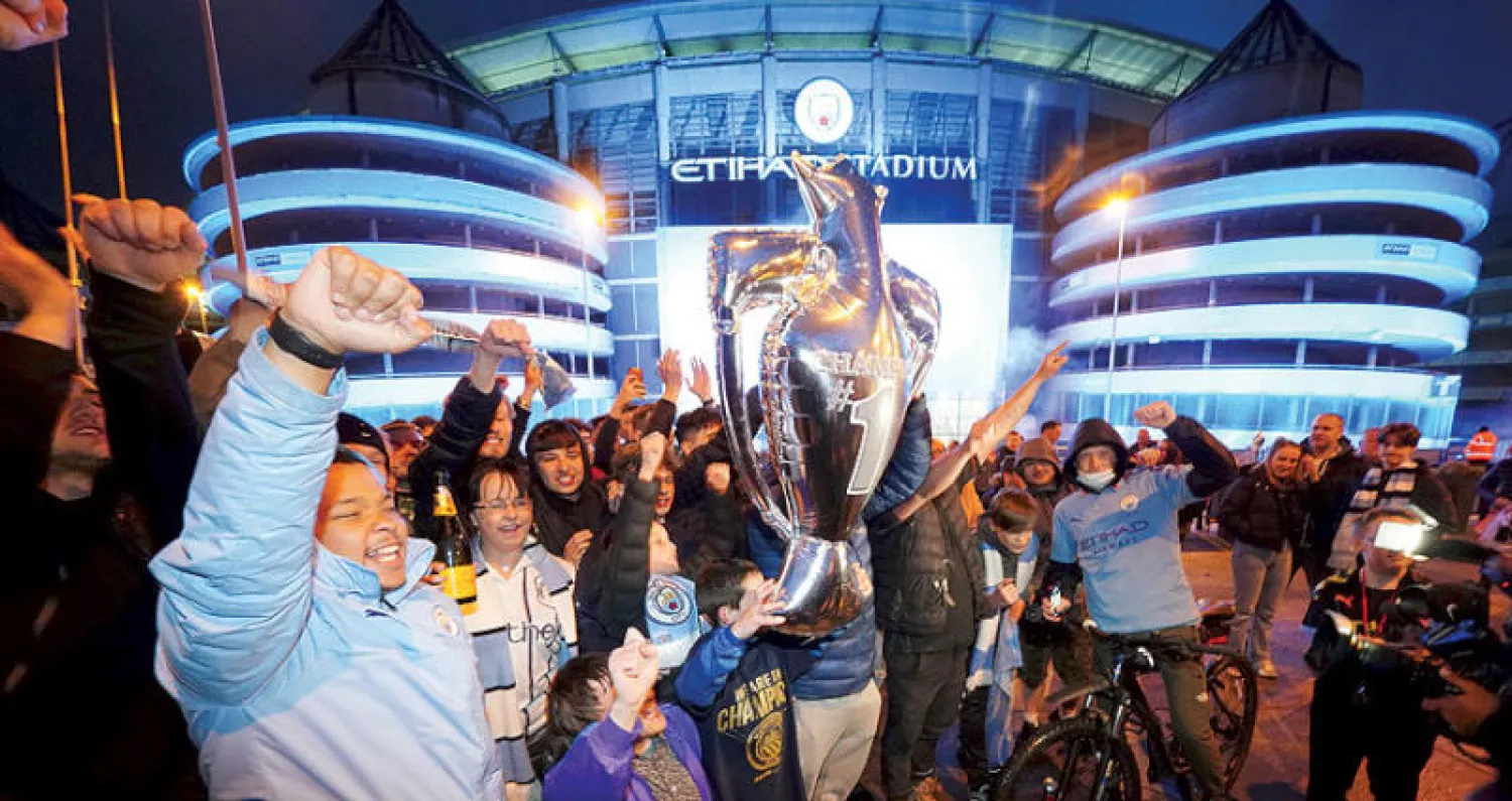 جماهير مانشستر سيتي تحتفل خارج ملعب الفريق بحصد لقب بطولة الدوري (أ.ب)