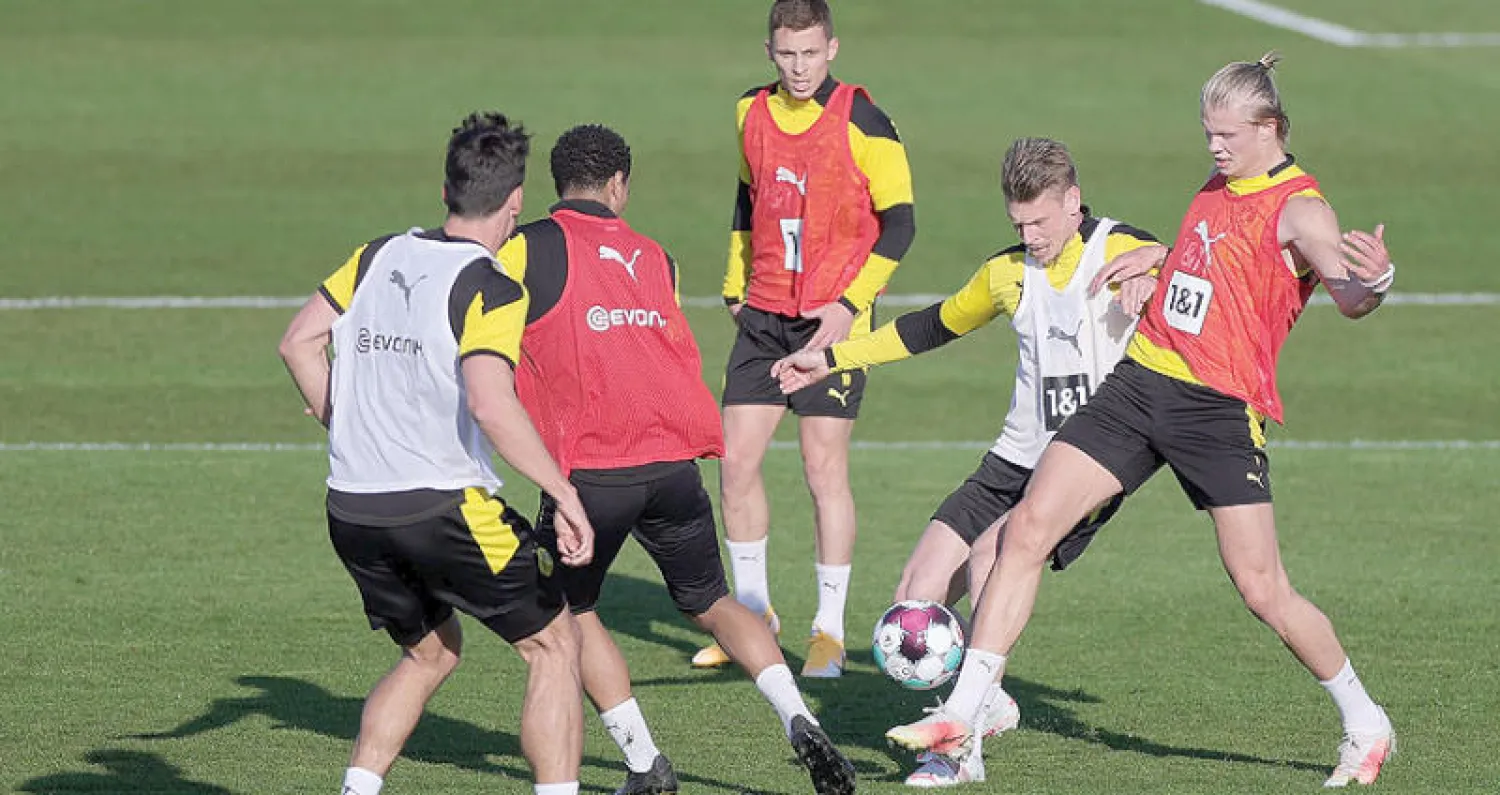 تعافي مهاجم دورتموند هالاند (يمين) من الإصابة يقف عقبة أمام تحقيق مدرب لايبزيغ لحلمه (إ.ب.أ)