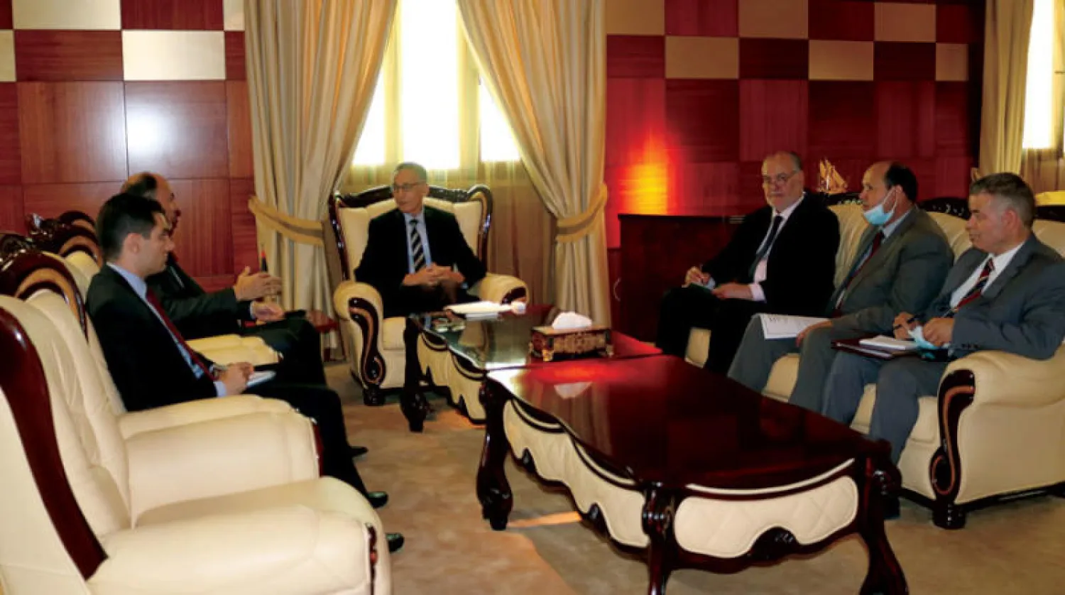 الحويج خلال لقائه أمس القائم بأعمال السفير المصري لدى ليبيا في طرابلس (وزارة الاقتصاد)