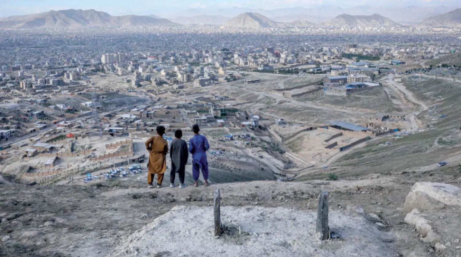 أفغان على تلة مشرفة على كابل أول من أمس (إ.ب.أ)