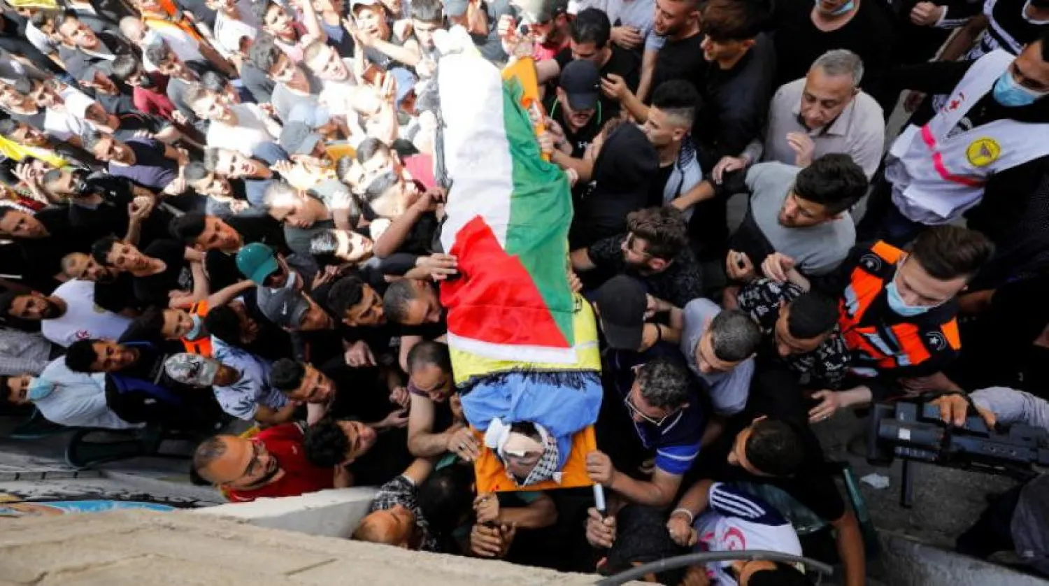 Batı Şeria’daki Favvar mülteci kampında İsrail güçleriyle yaşanan çatışmalar sırasında öldürülen Filistinli Hüseyin el-Titi’nin cenazesi (Reuters)