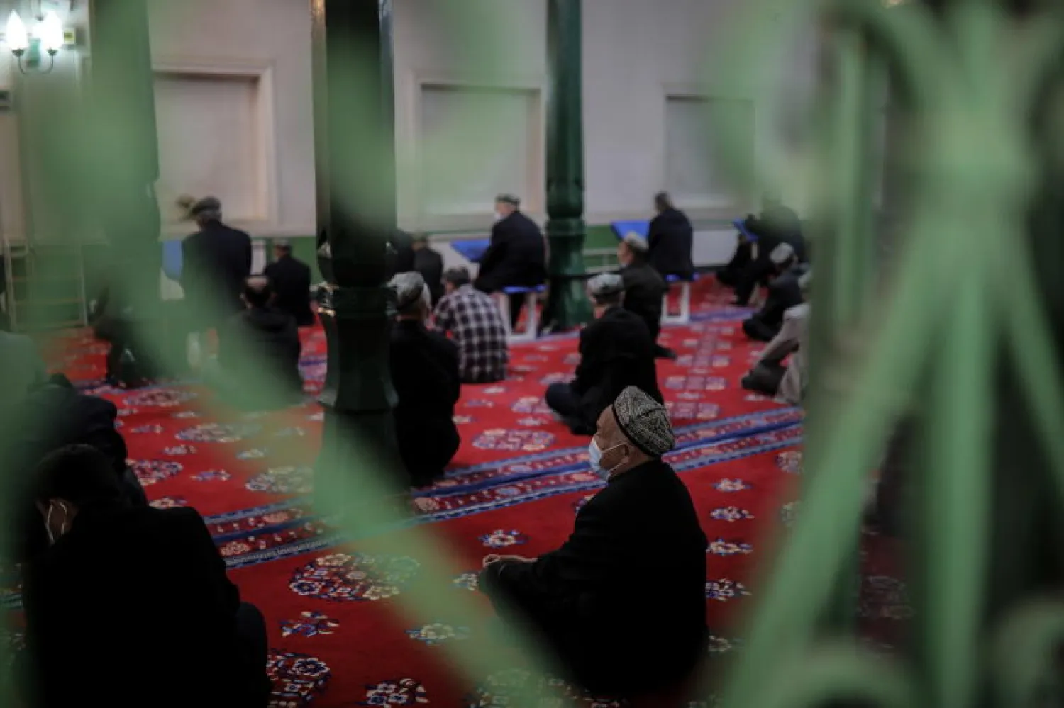 مجموعة من الأويغور في مسجد بشينجيانغ (إ.ب.أ)