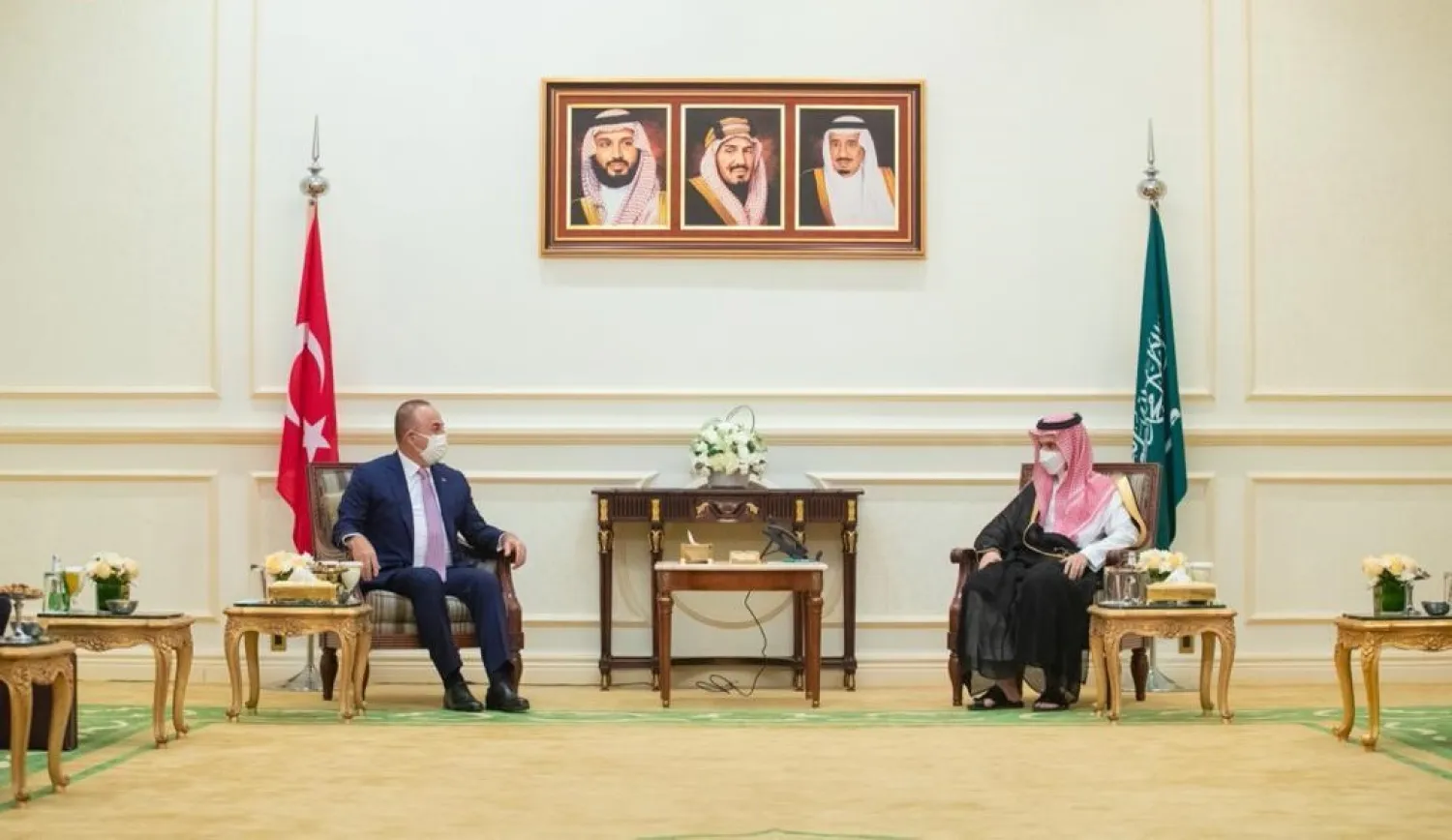 Saudi FM Prince Faisal bin Farhan receives his Turkish counterpart. (SPA)