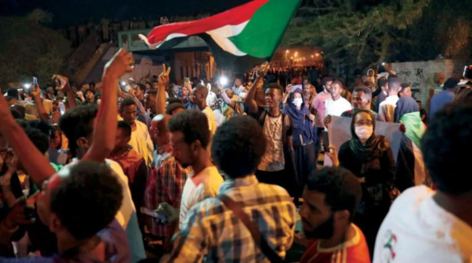 Hartum’daki ordu karargahı önceki gün protestolara sahne oldu. (AP)