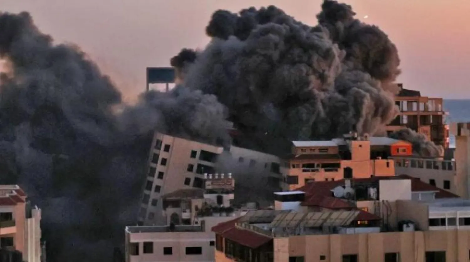 دخان يتصاعد إثر غارة جوية إسرائيلية على مجمع بمدينة غزة (أ.ف.ب)