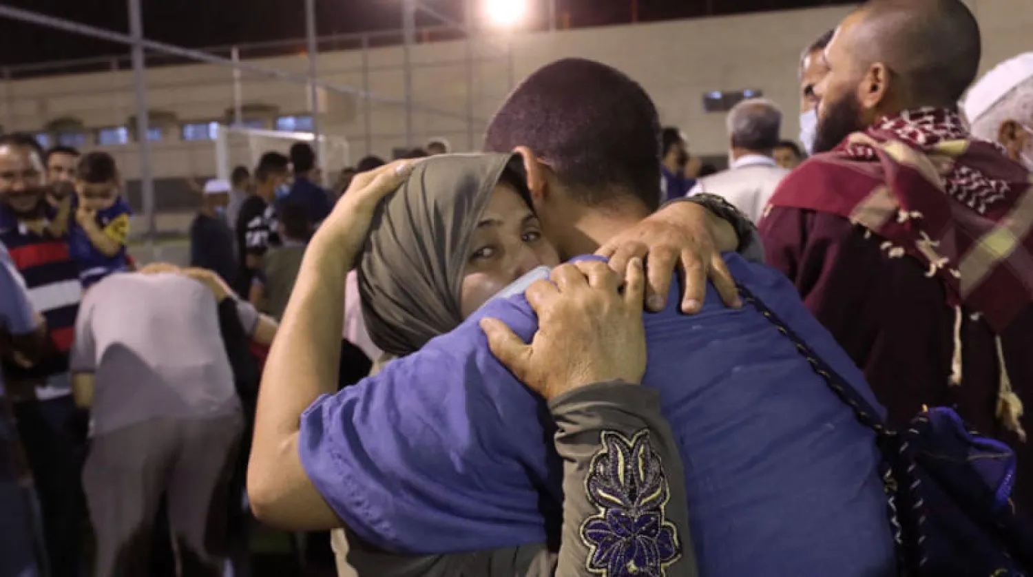 جانب من عملية إطلاق سراح 78 من محتجزي حرب 2019 مساء أول من أمس في أحد سجون طرابلس (أ.ف.ب)