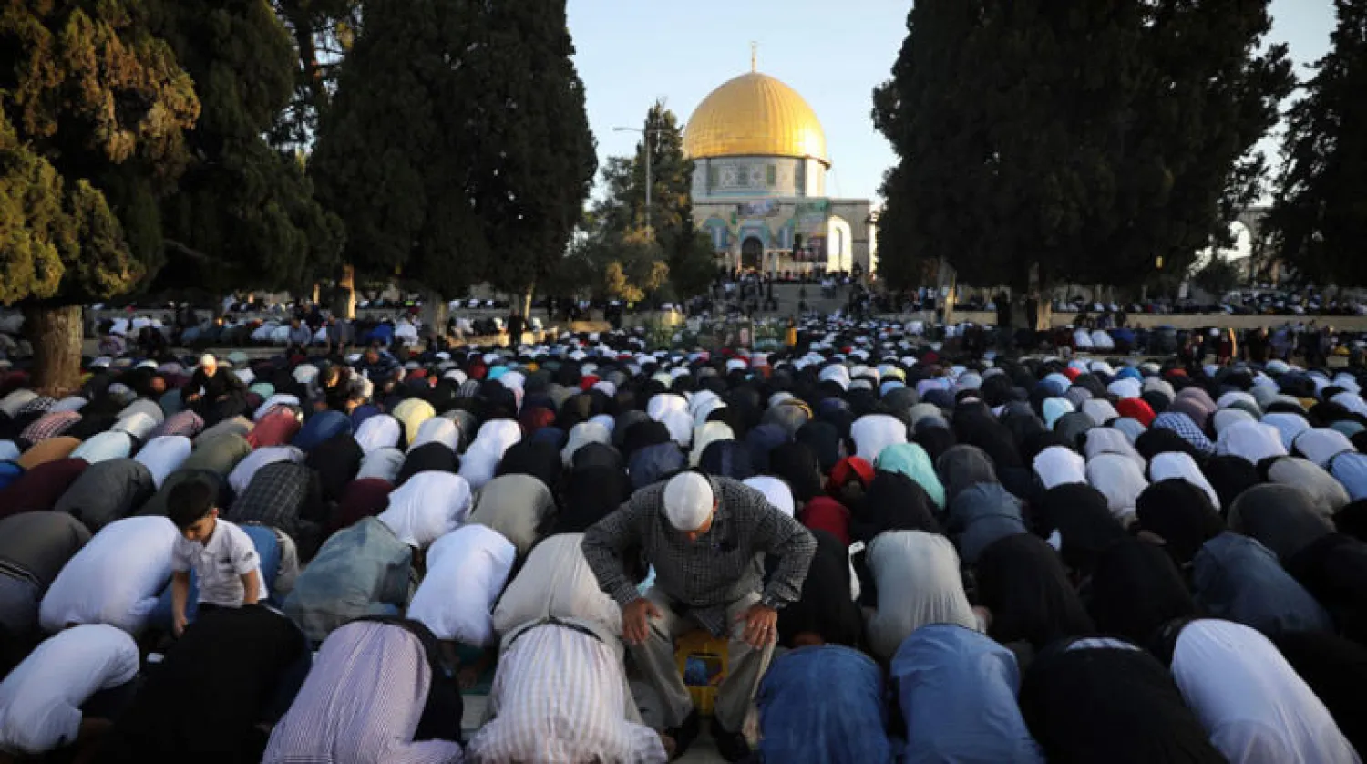 آلاف المصلين في صلاة عيد الفطر بالمسجد الأقصى في القدس امس (أ.ب)