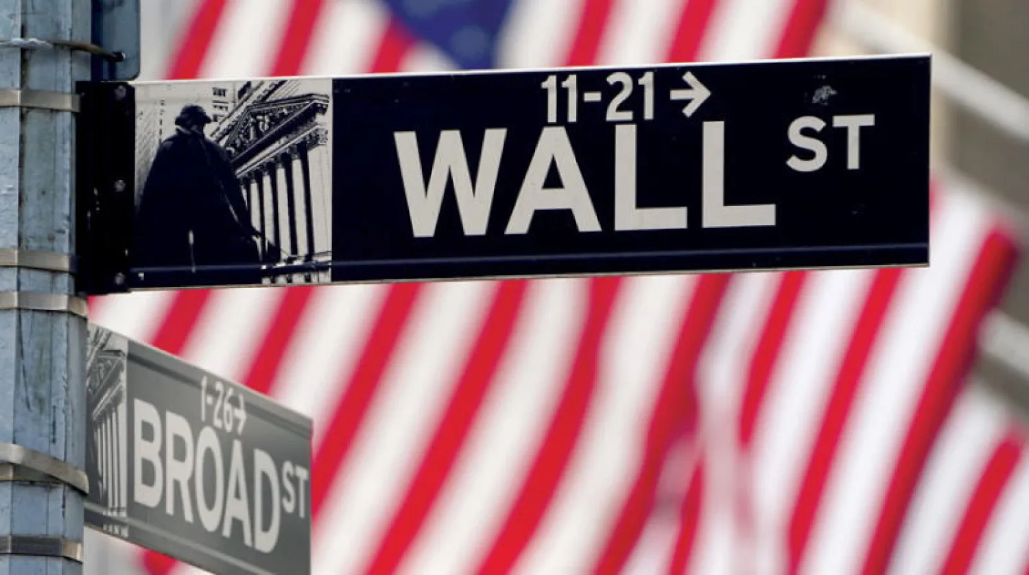 صعدت مؤشرات الأسواق العالمية الكبرى أمس في ختام أسبوع اتسم بالتقلب الشديد (رويترز)