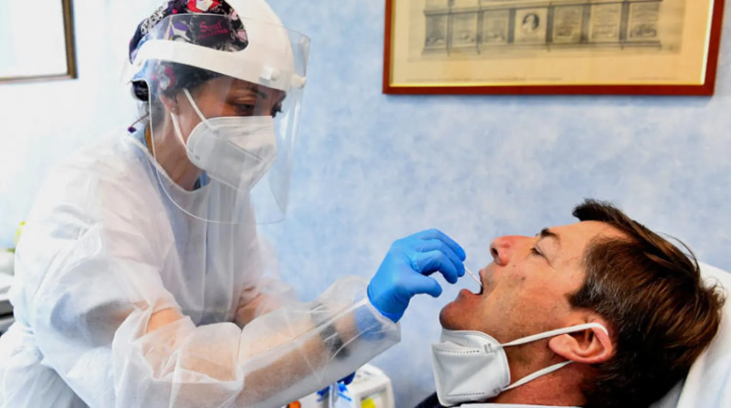 ممرضة تجري فحصا لكورونا في بيزا الإيطالية (رويترز)